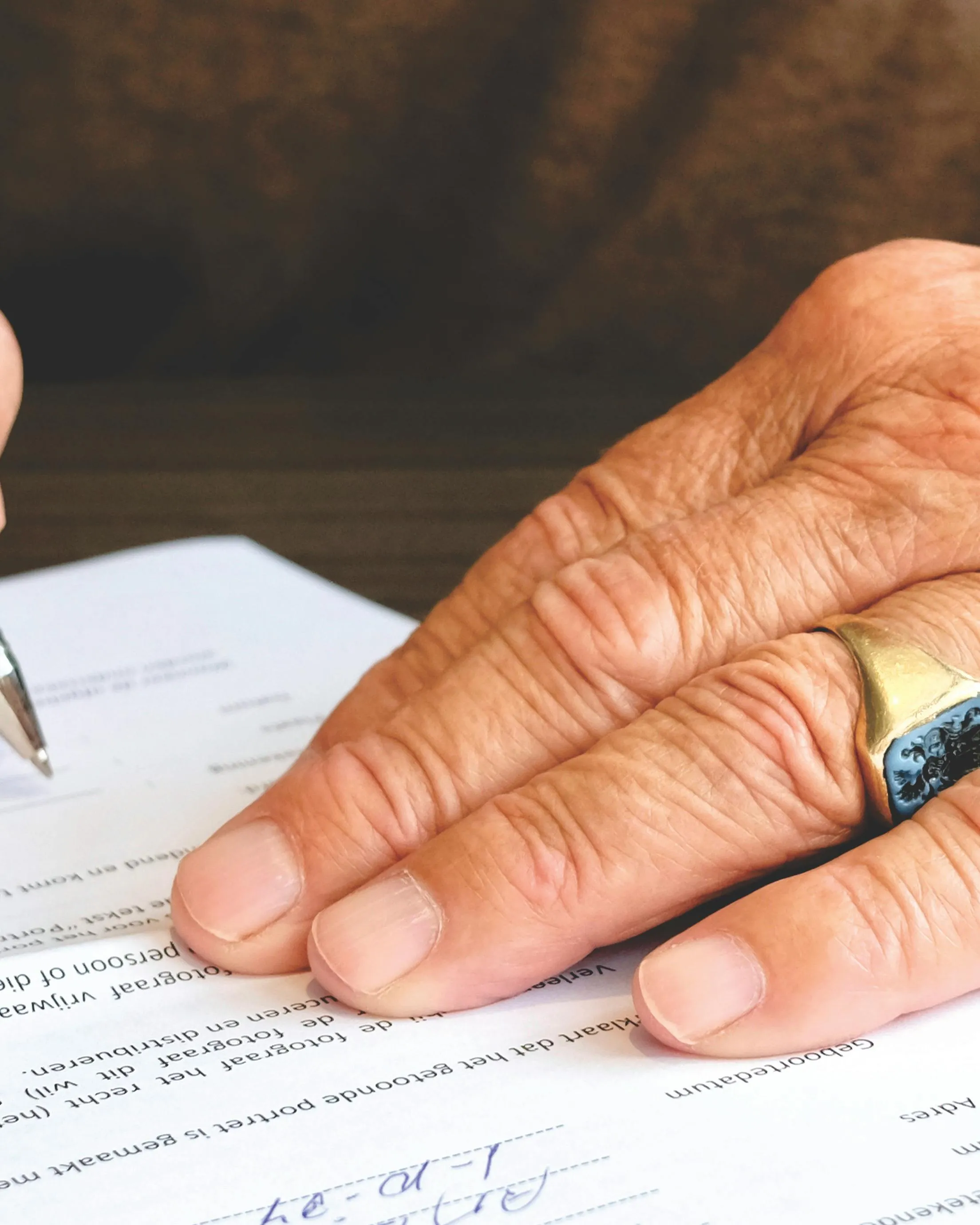 Mà signat un document. Font: Pexels - Matthias Zomer Mà signat un document. Font: Pexels - Matthias Zomer