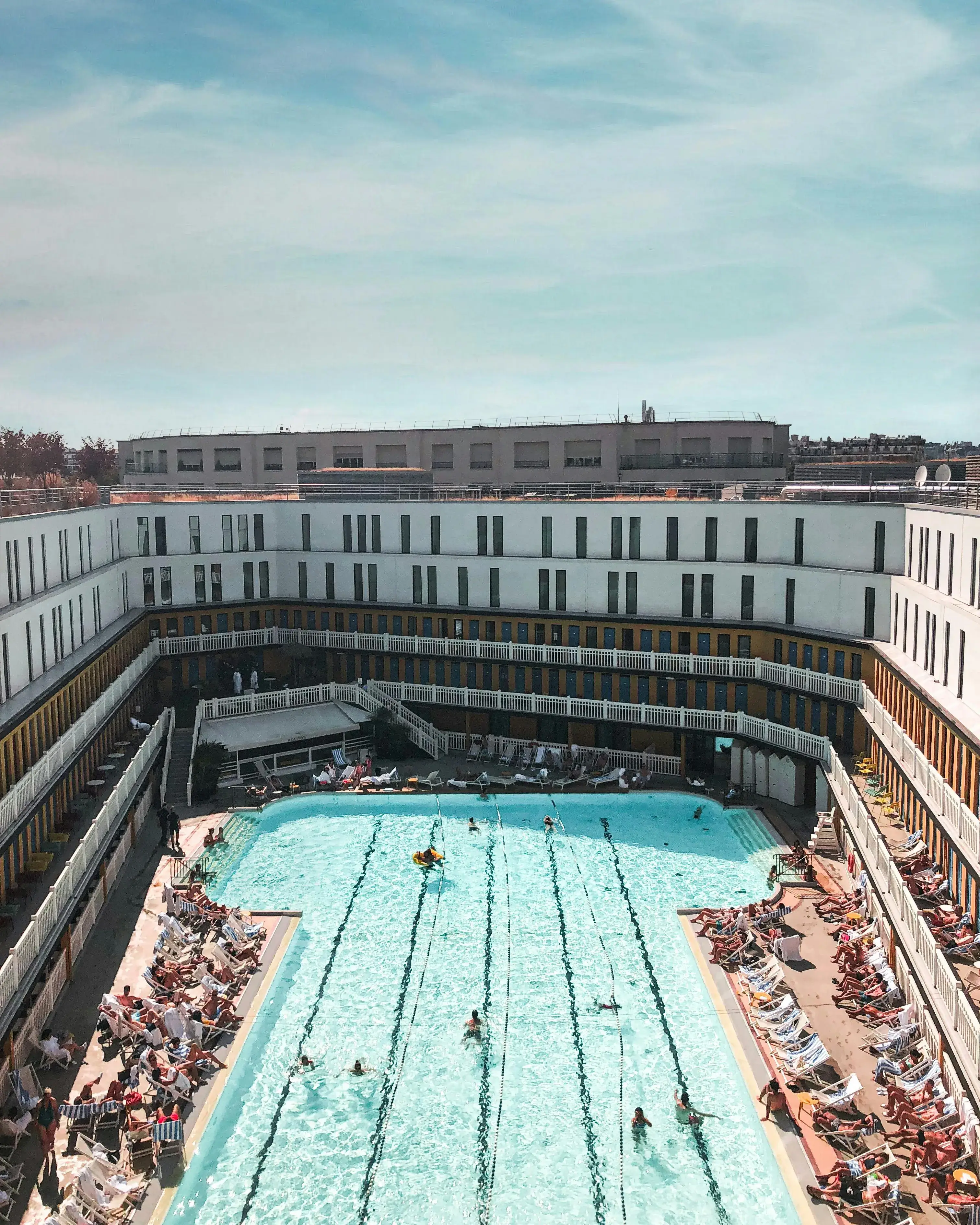 Hotel i piscina. Font: Pexels - Vincent Rivaud