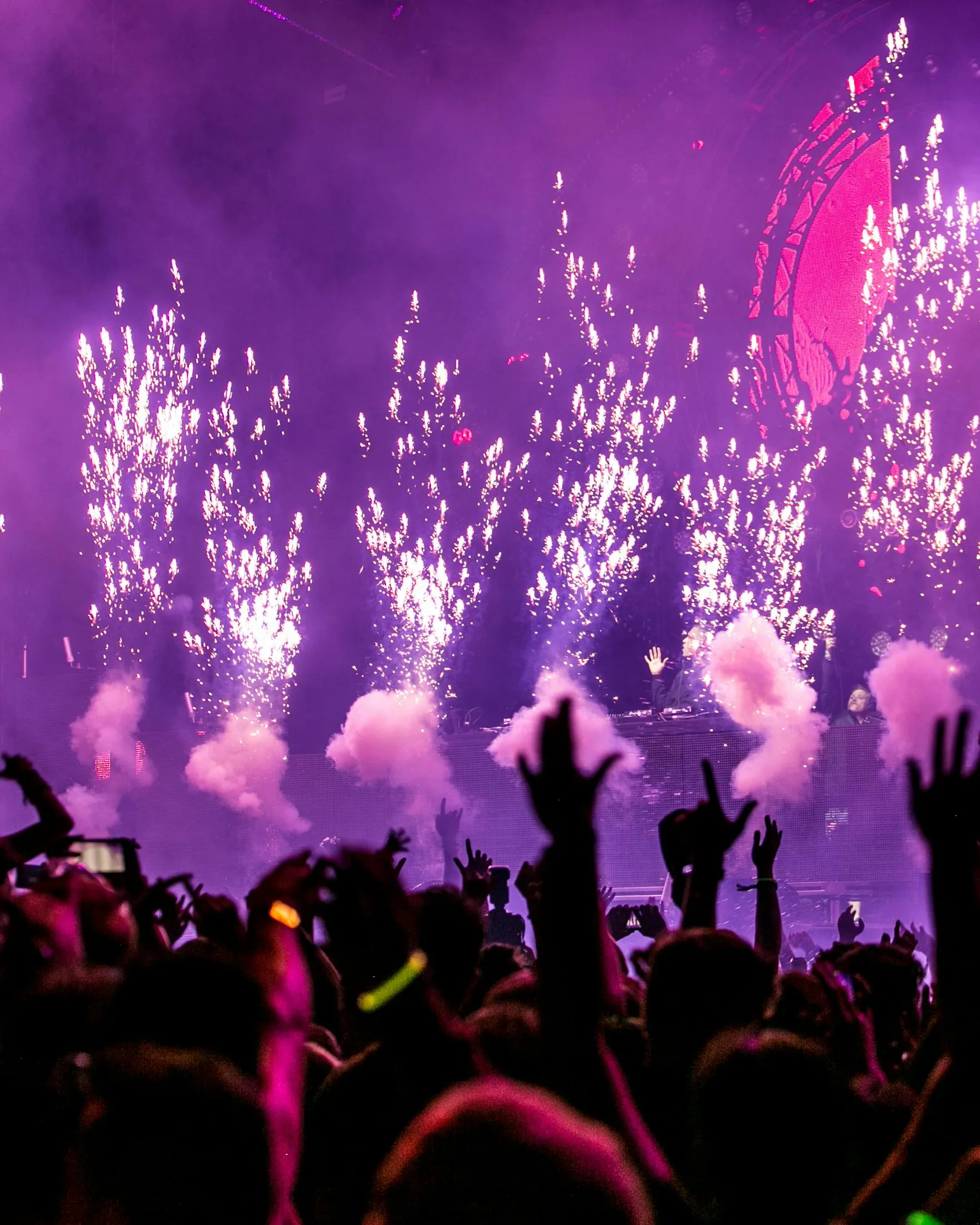 Focs artificials en un escenari. Font: Pexels - Wendy Wei Focs artificials en un escenari. Font: Pexels - Wendy Wei