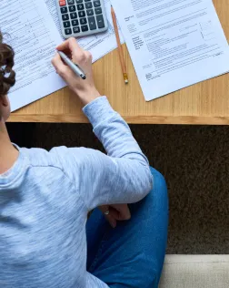 Crear una cooperativa pot ser complex i calen coneixements. Font: Canva.