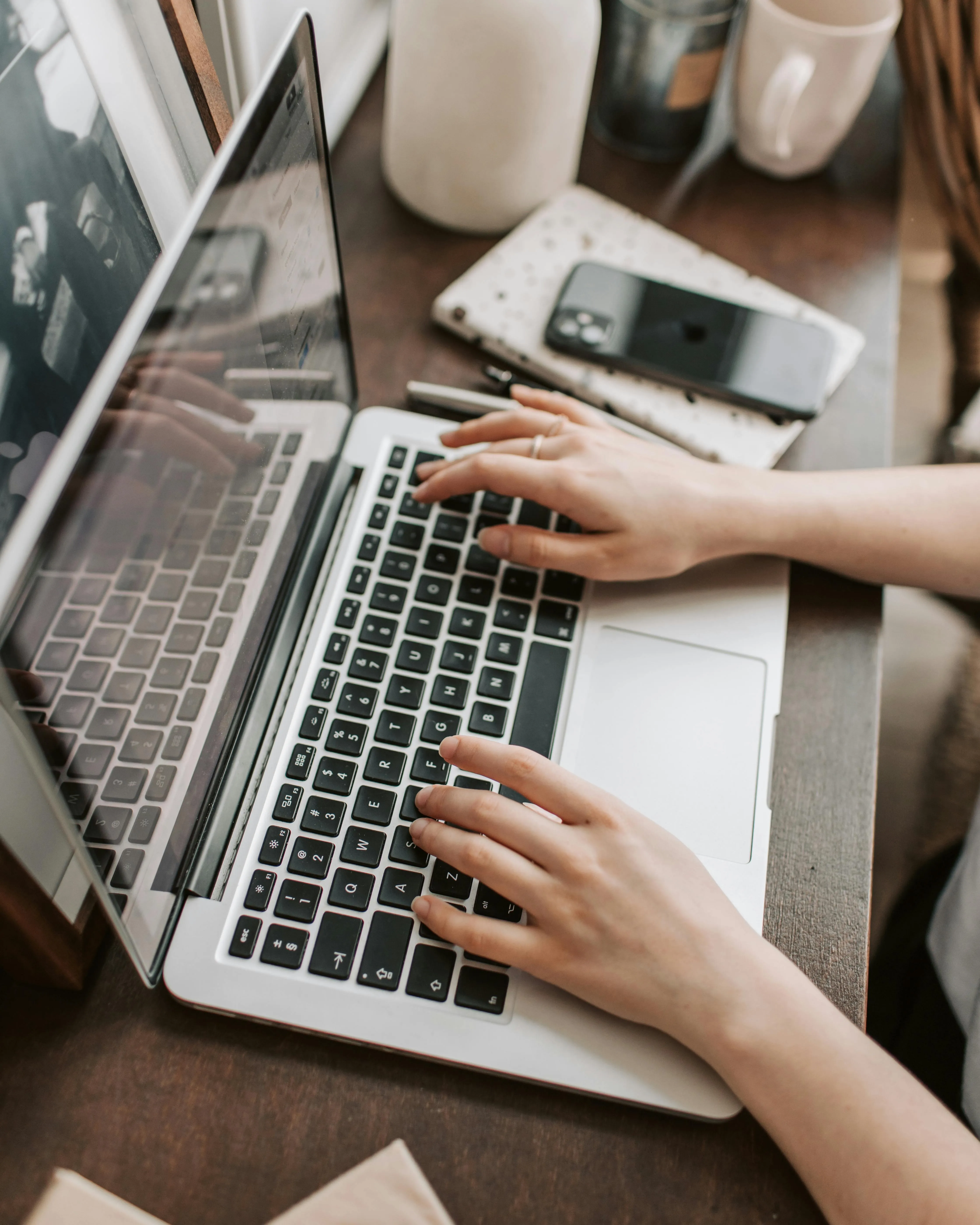 Persona format-se de manera online amb un ordinador portàtil