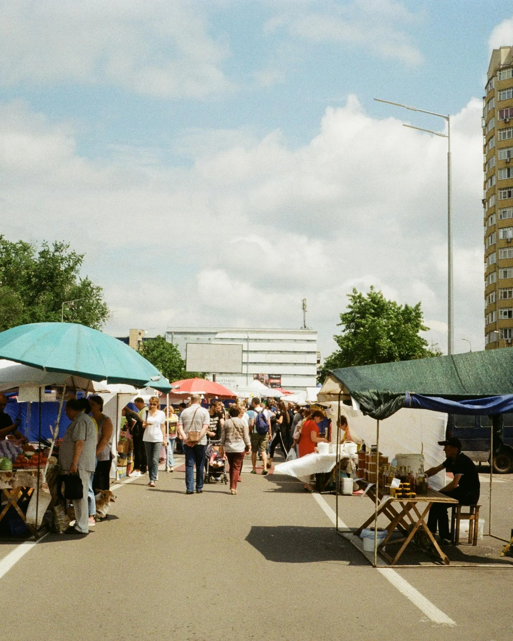 Mercat de segona mà al mig d'un carrer Mercat de segona mà al mig d'un carrer