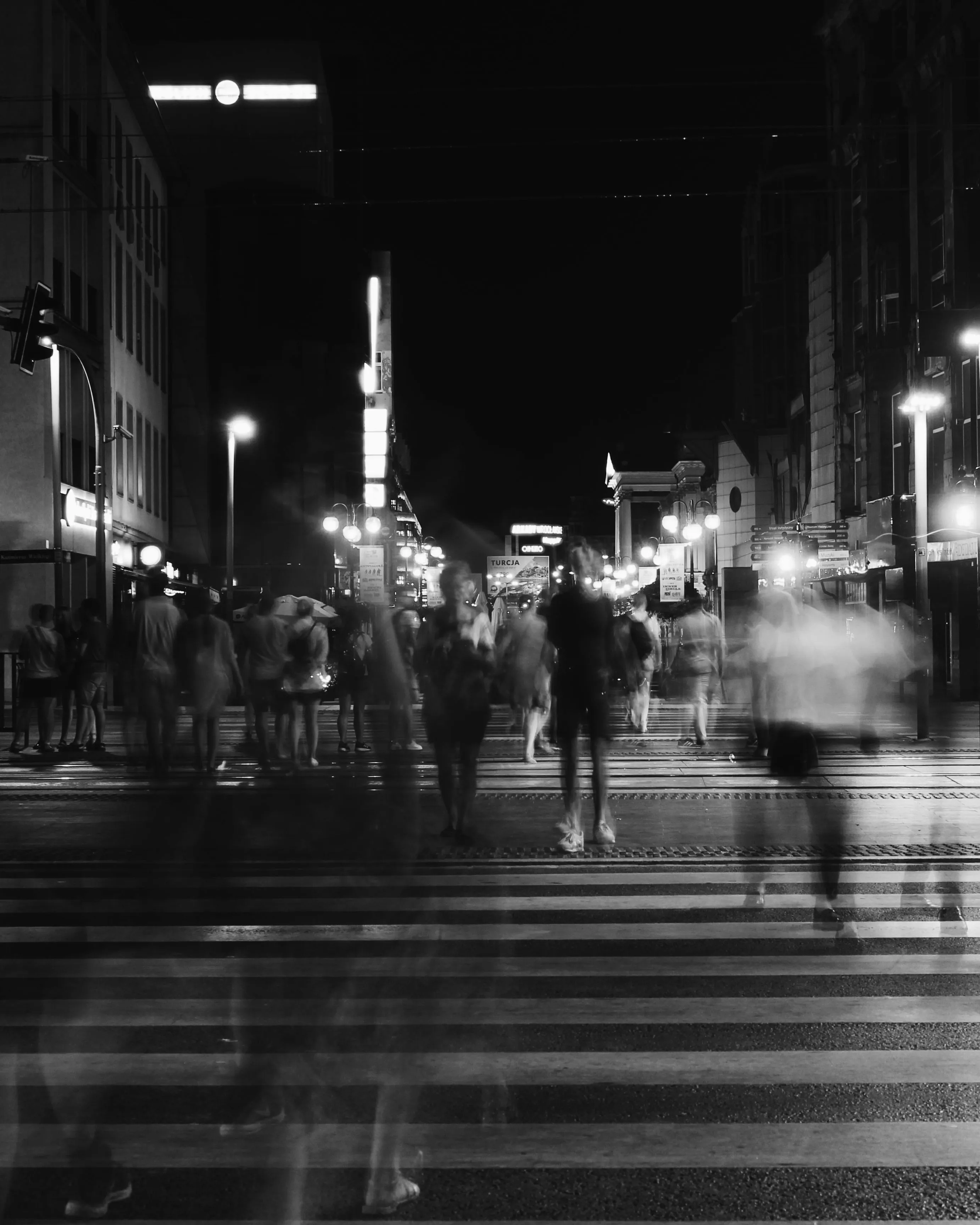 Gent creuant un pas e vianants amb persones en moviment