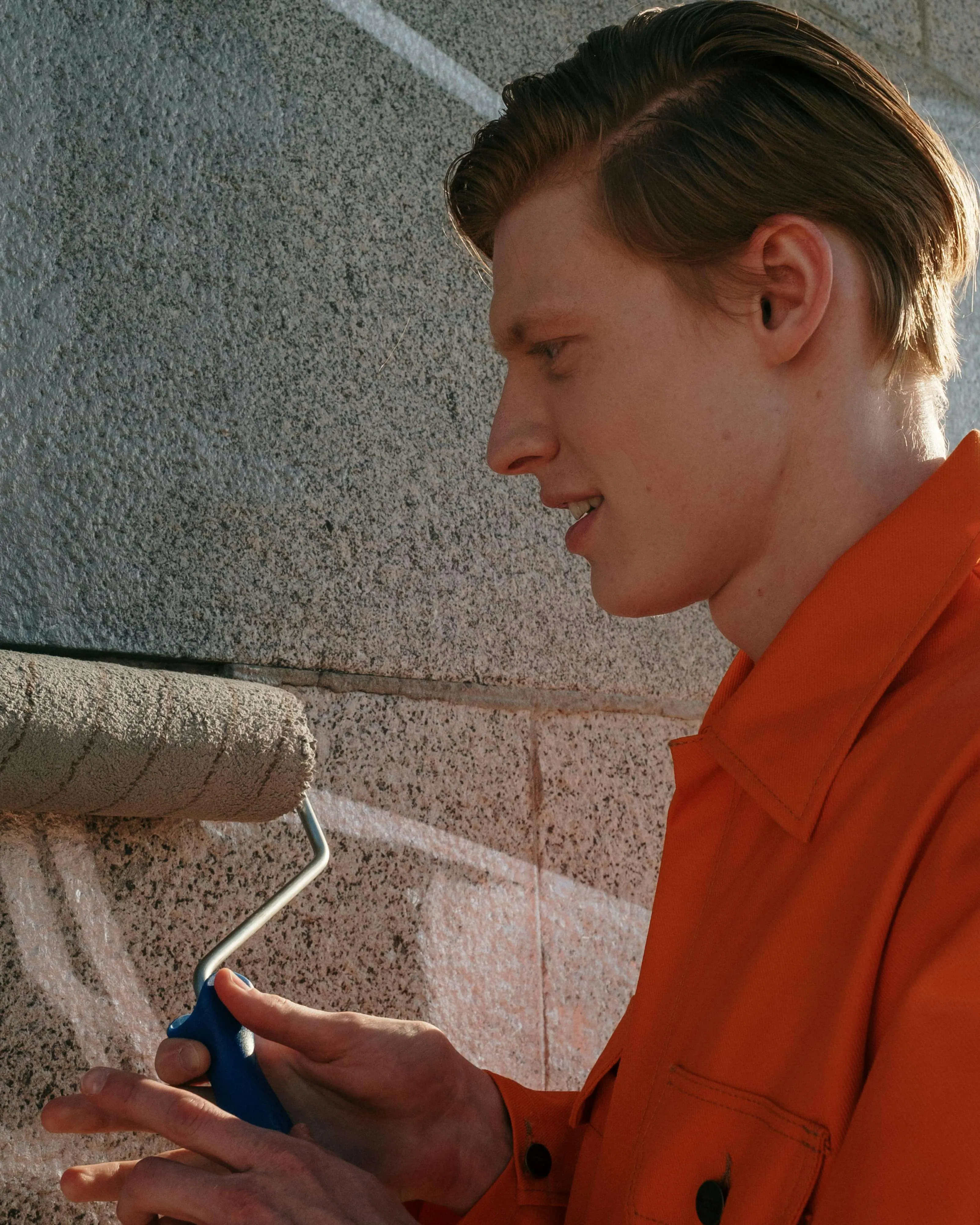 Pres fent treballs de rehabilitació. Foto de cottonbro studio: https://www.pexels.com/ca-es/foto/home-persona-grafit-graffiti-9244184/