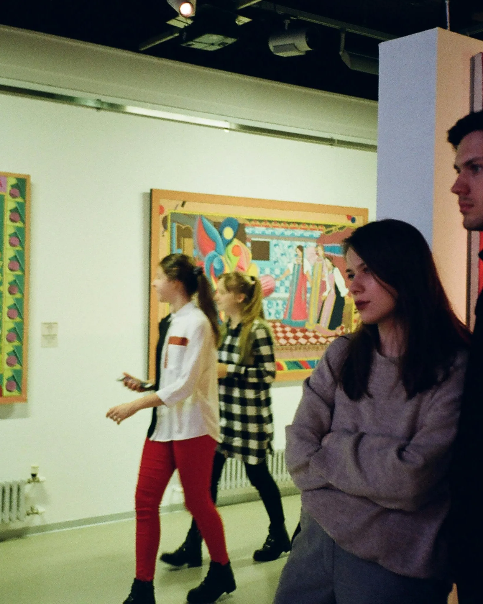 Persona jove explicant en un museu. Font: Pexels - Darya Sannikova