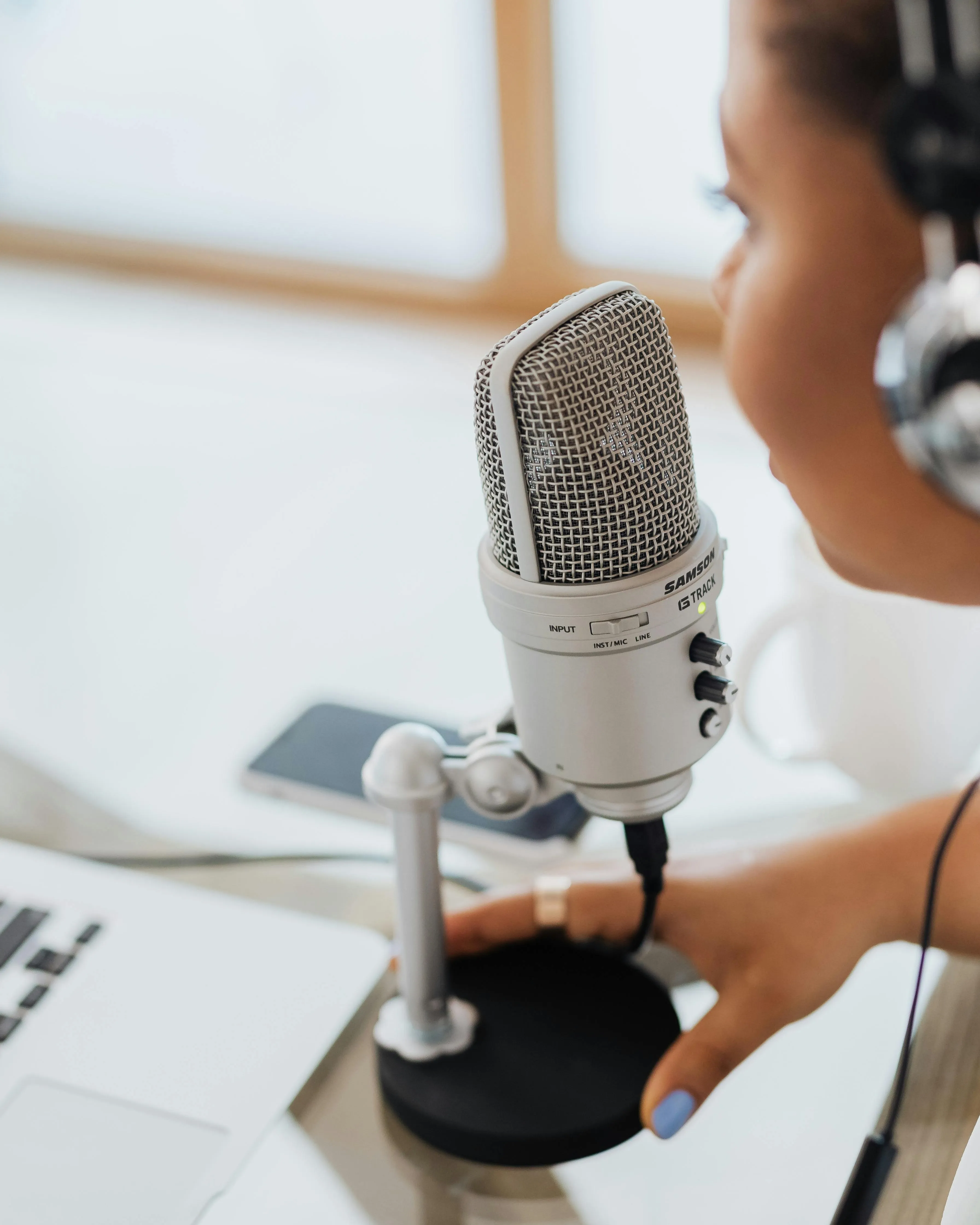 Noia parlant per la radio. Font: Pexels - Kaboompics.com
