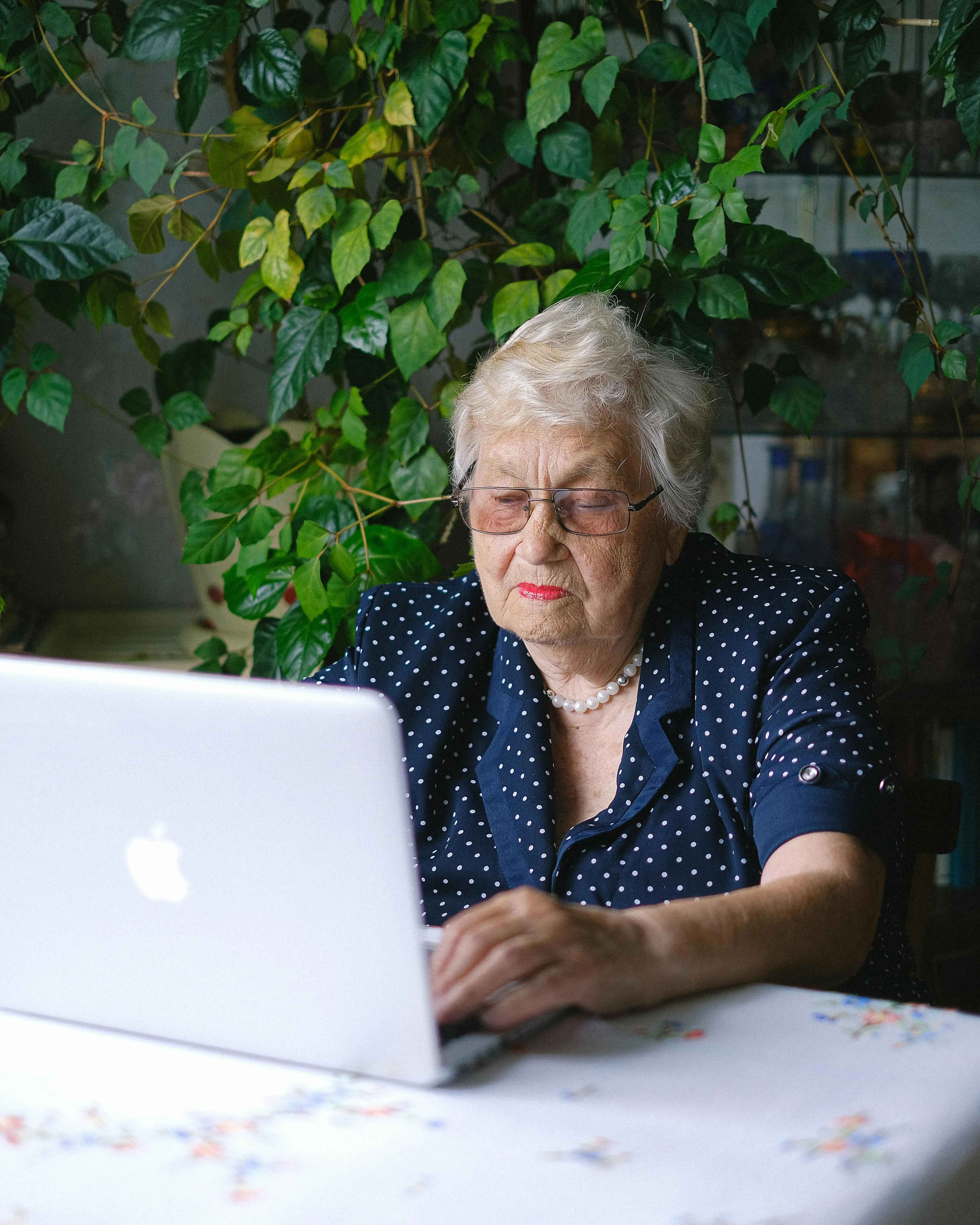 Senyora gran treballant amb un ordinador. Font: Pexels - Anna Shvets