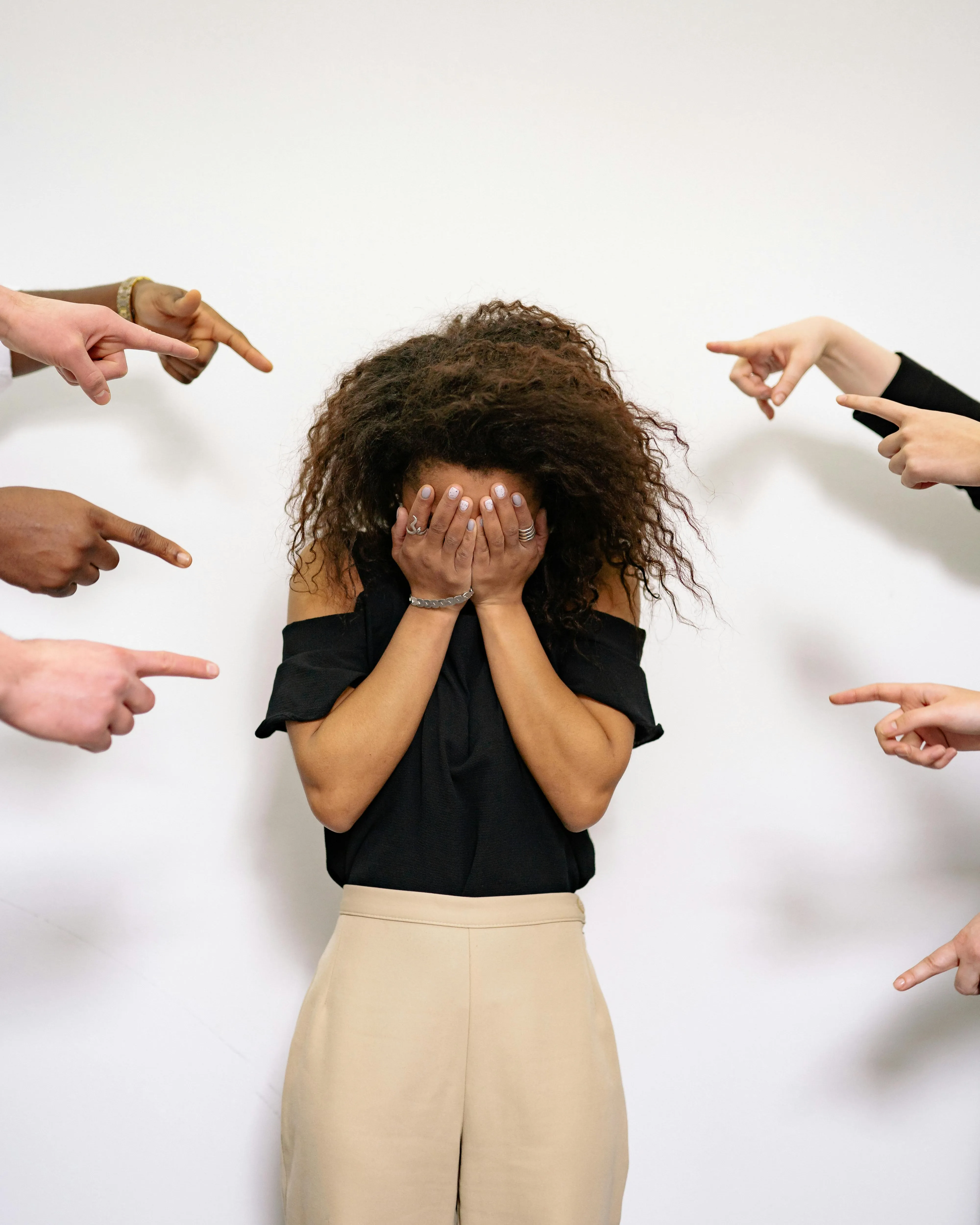 Noia assenyalada. Font: Pexels - Yan Krukau