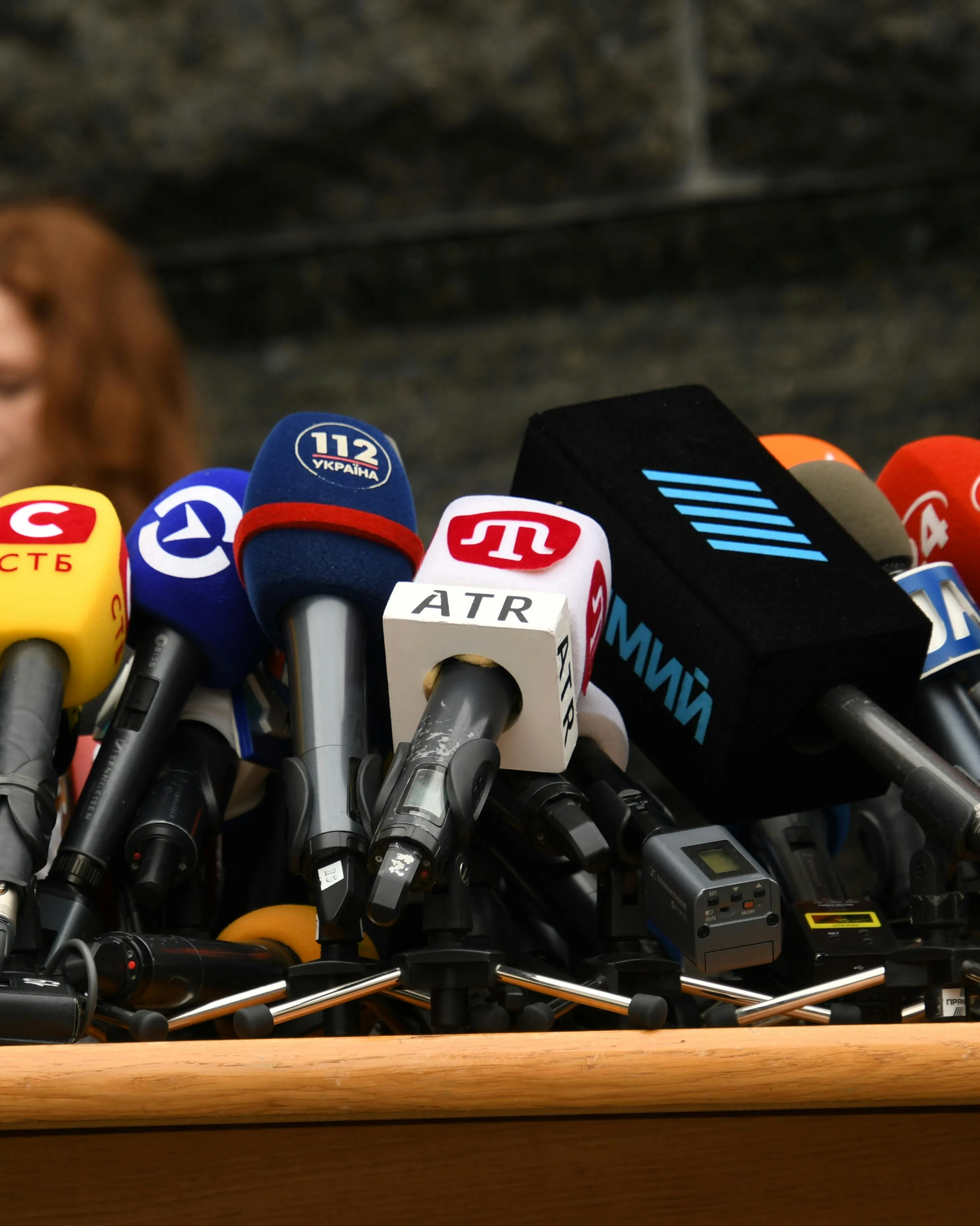 Taula plena de micròfons de premsa. Font: Pexels - Yunus Erdogdu