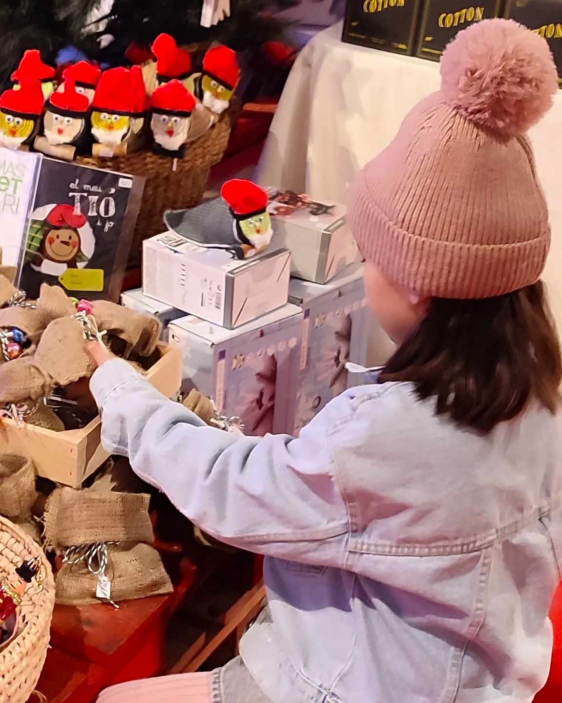 Nena visita el Christmas Market Solidari de la Fundació Villavecchia