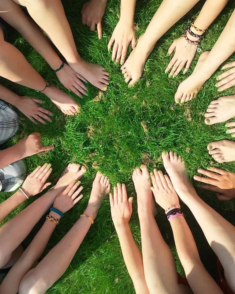 Un grup d'infants i joves formen una comunitat