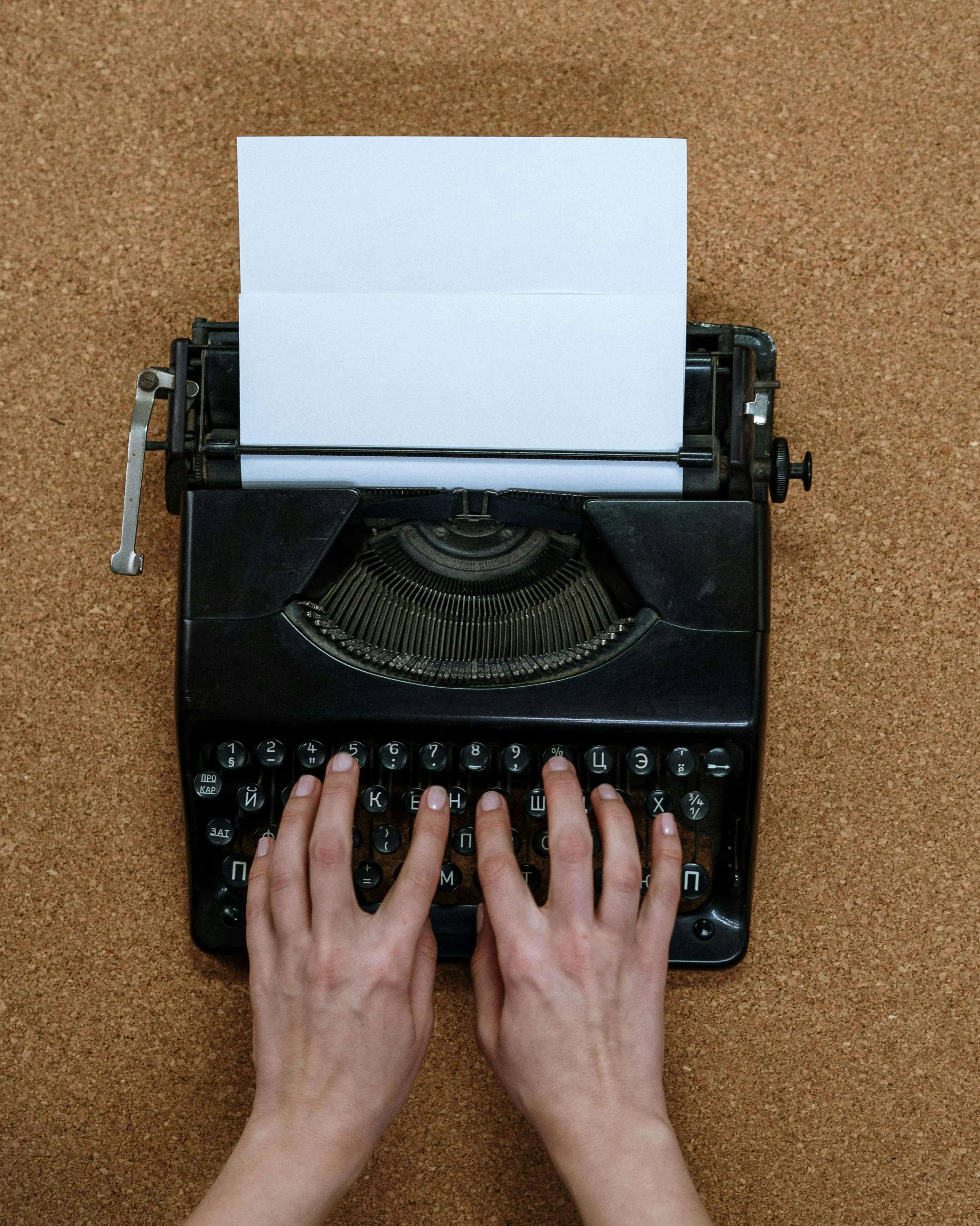 Mans escrivint amb màquina d'escriure. Font: Pexels 