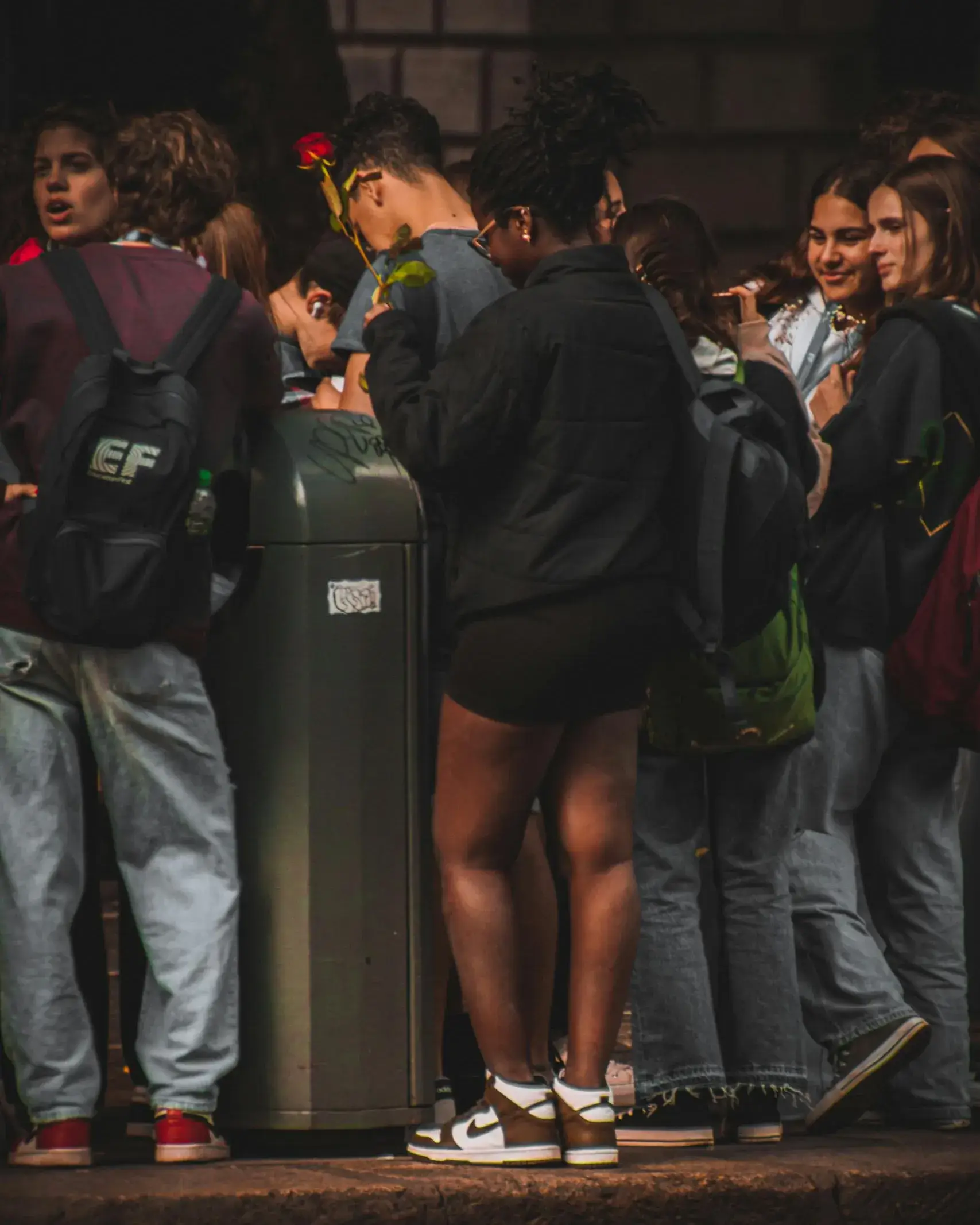 gent jove en una vorera dempeus parlant