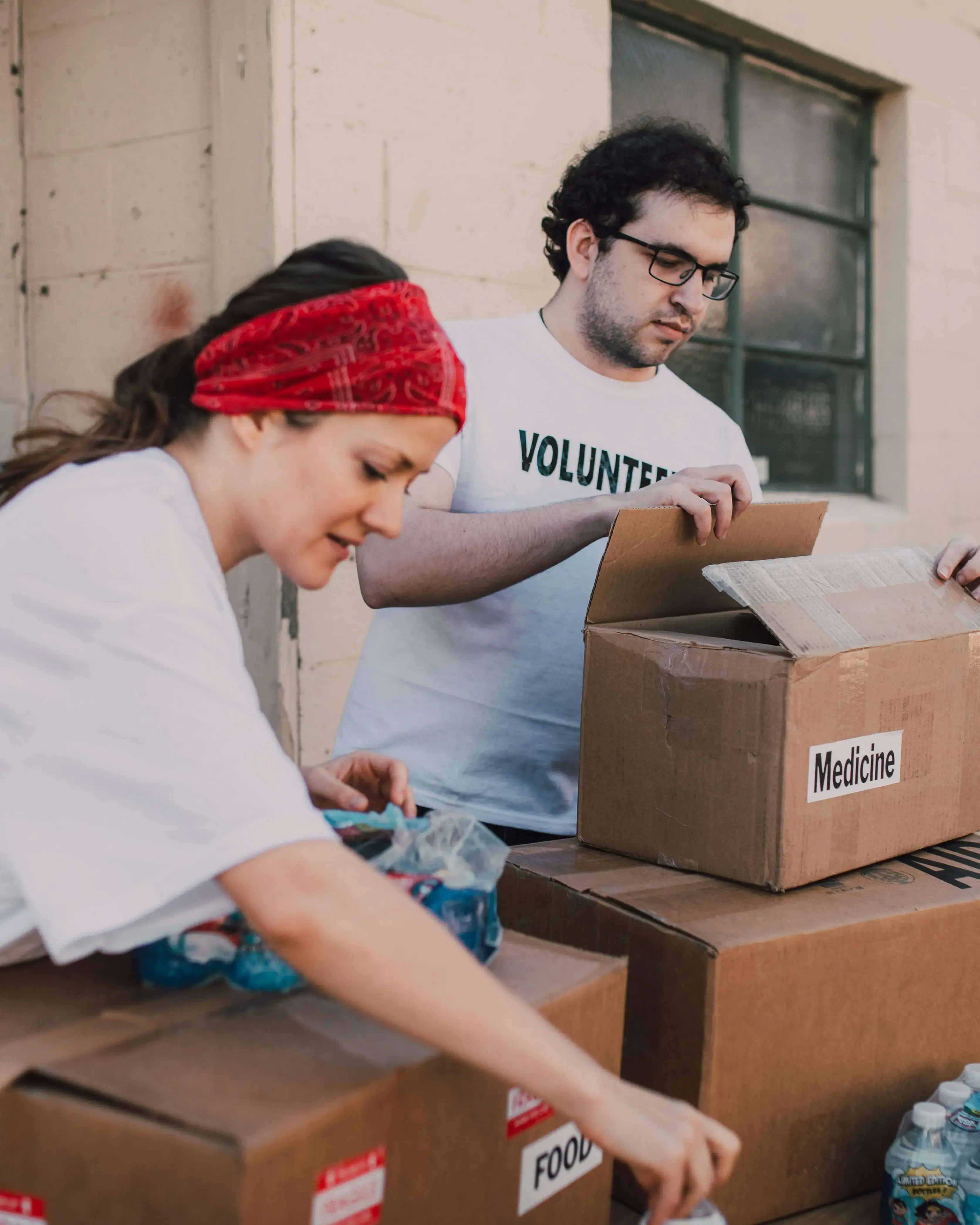 Joves voluntaris preparant aigua. Font: Pexels - RDNE Stock project
