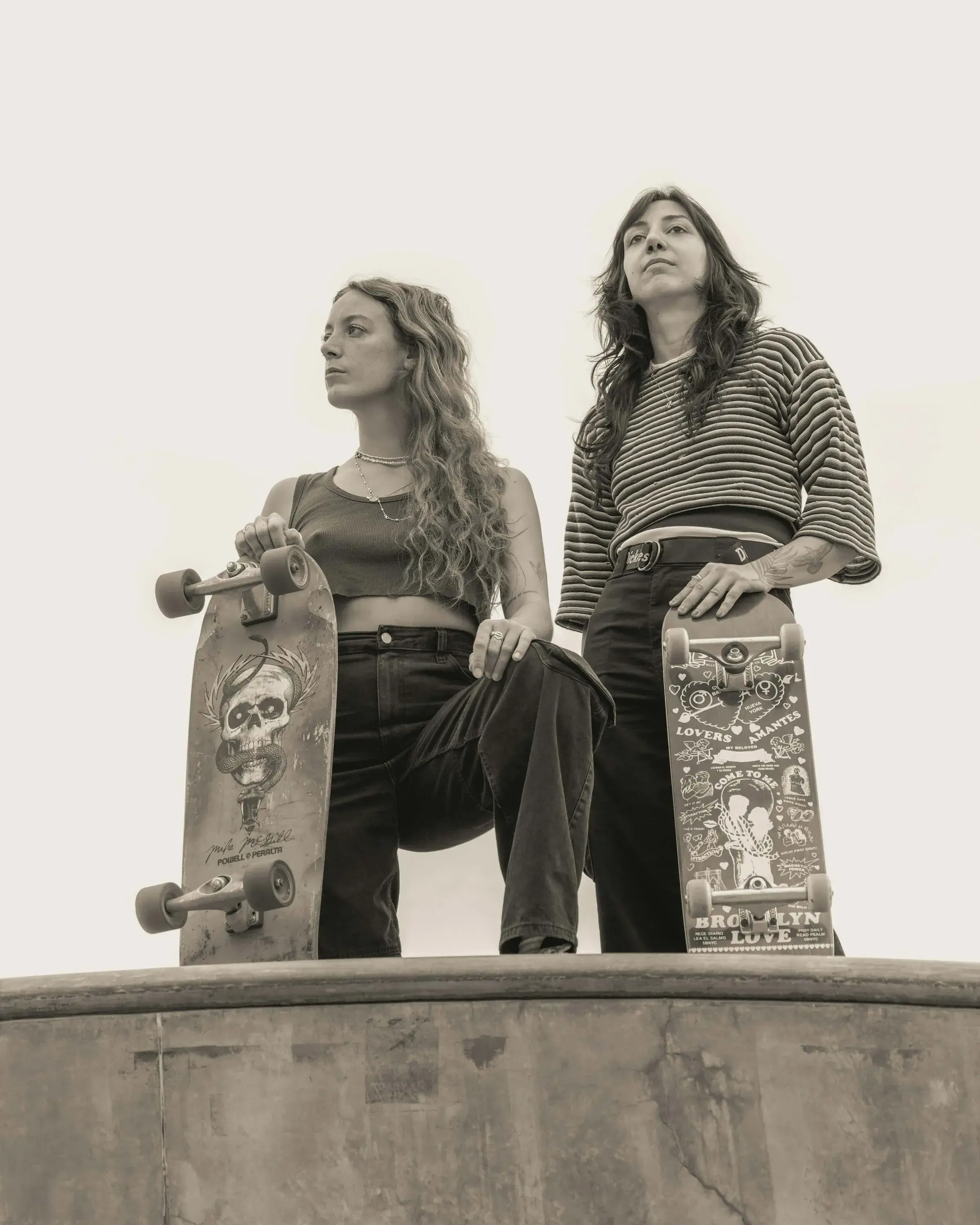 Noies skaters mirant des dalt d'una pista d'skate