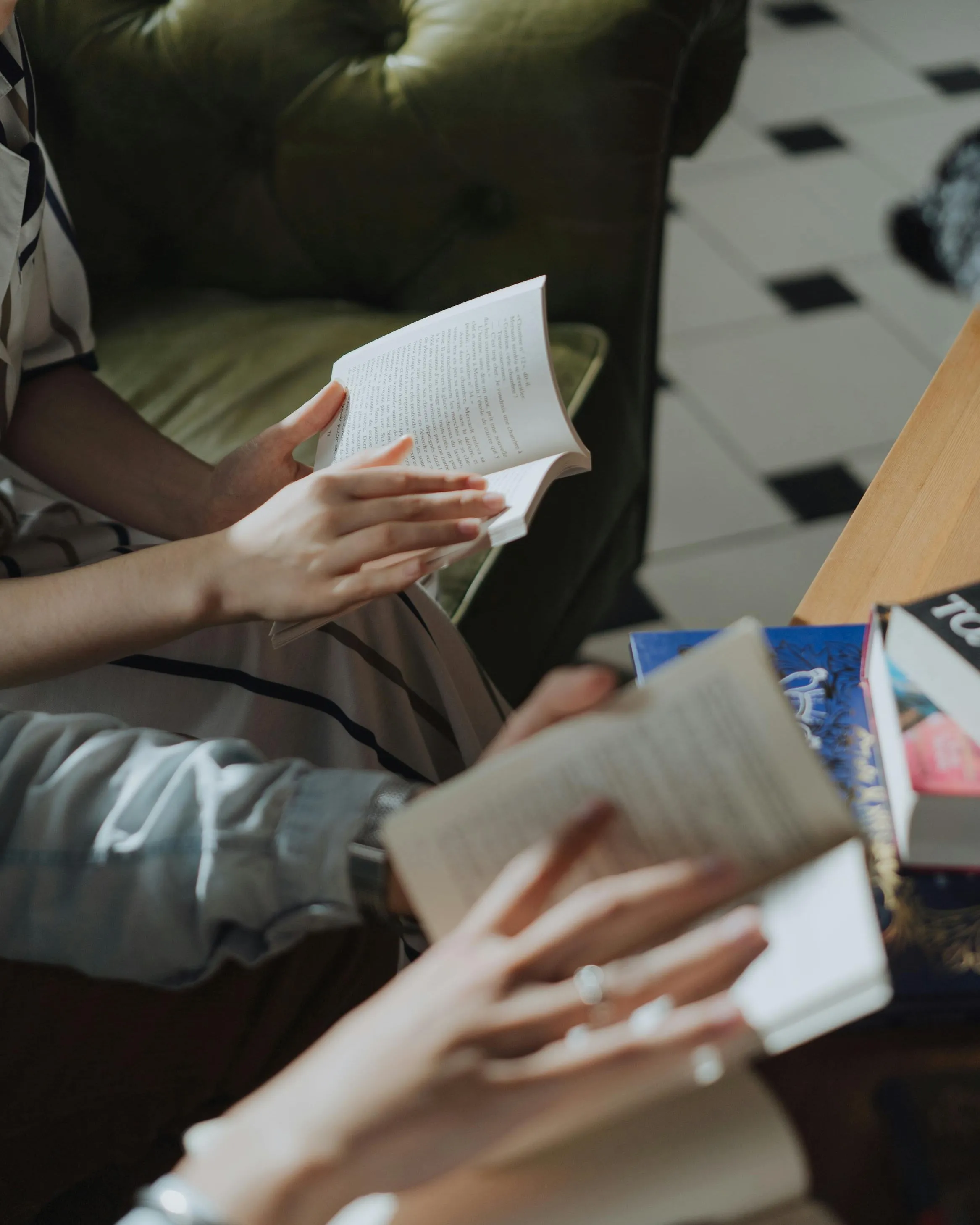 Persones llegint una llibre en un club de lectura Persones llegint una llibre en un club de lectura