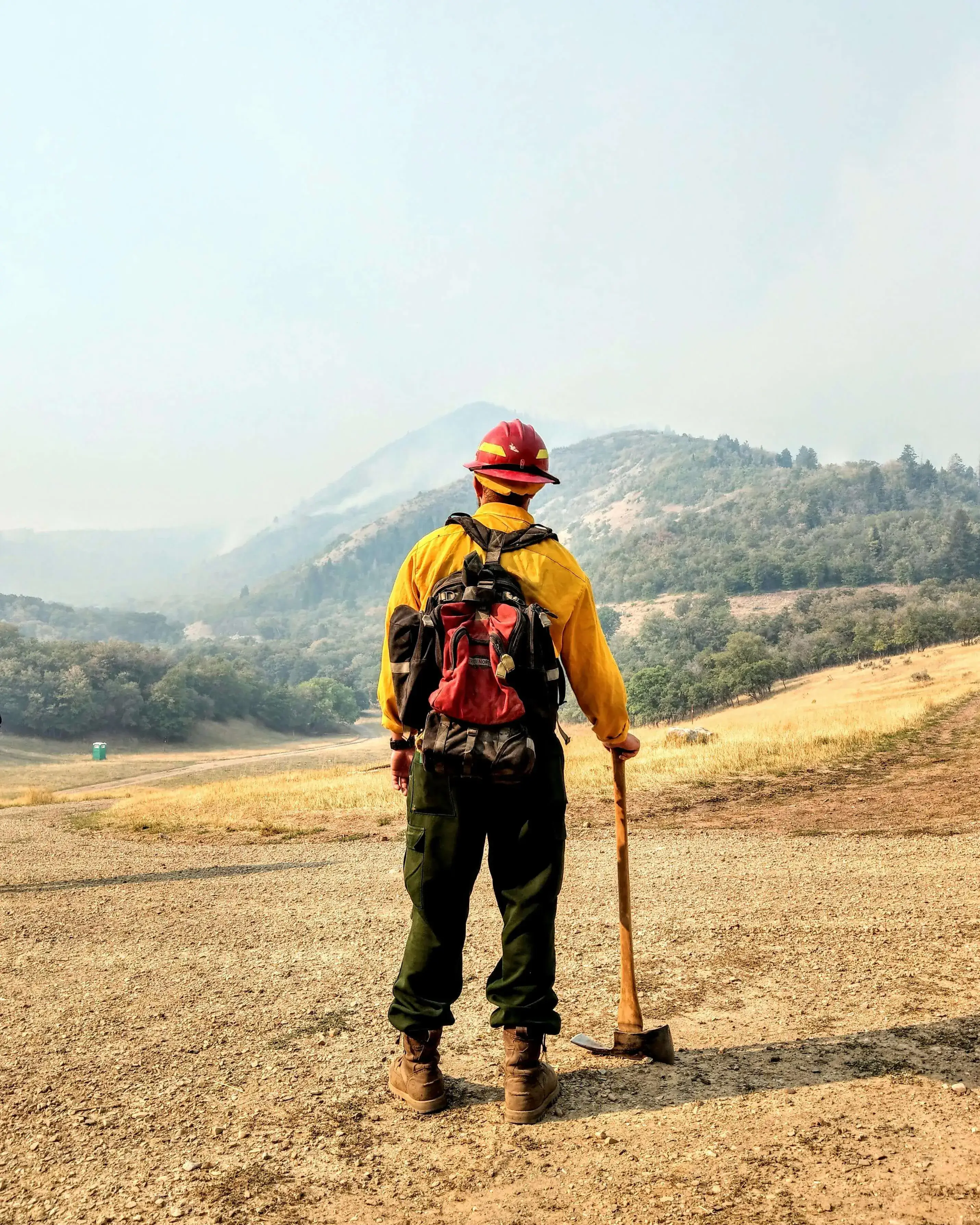 Bomber voluntari mirant un incendi des d'un camp Bomber voluntari mirant un incendi des d'un camp
