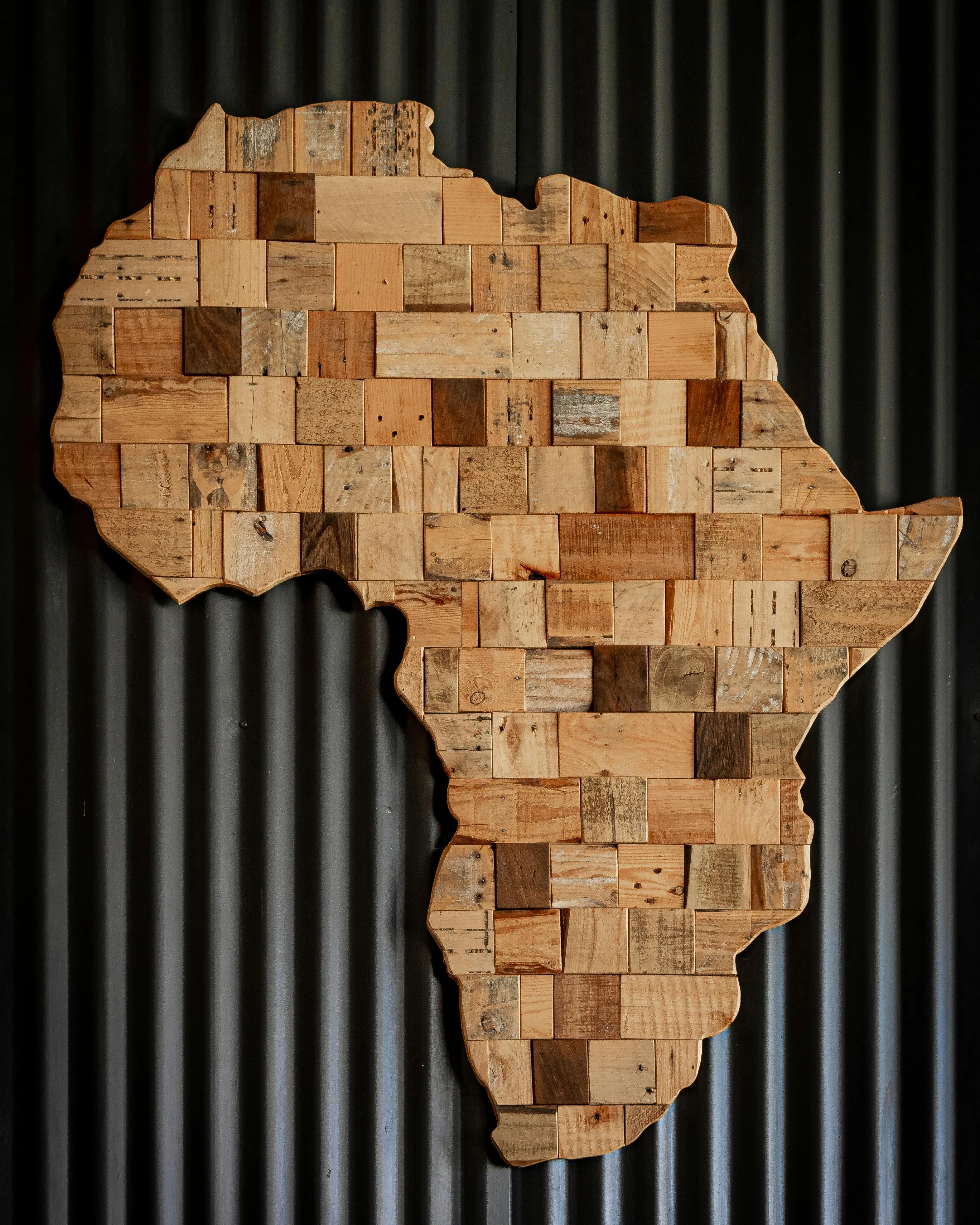 Imatge del continent africà fet en fustes sobre una paret Imatge del continent africà fet en fustes sobre una paret
