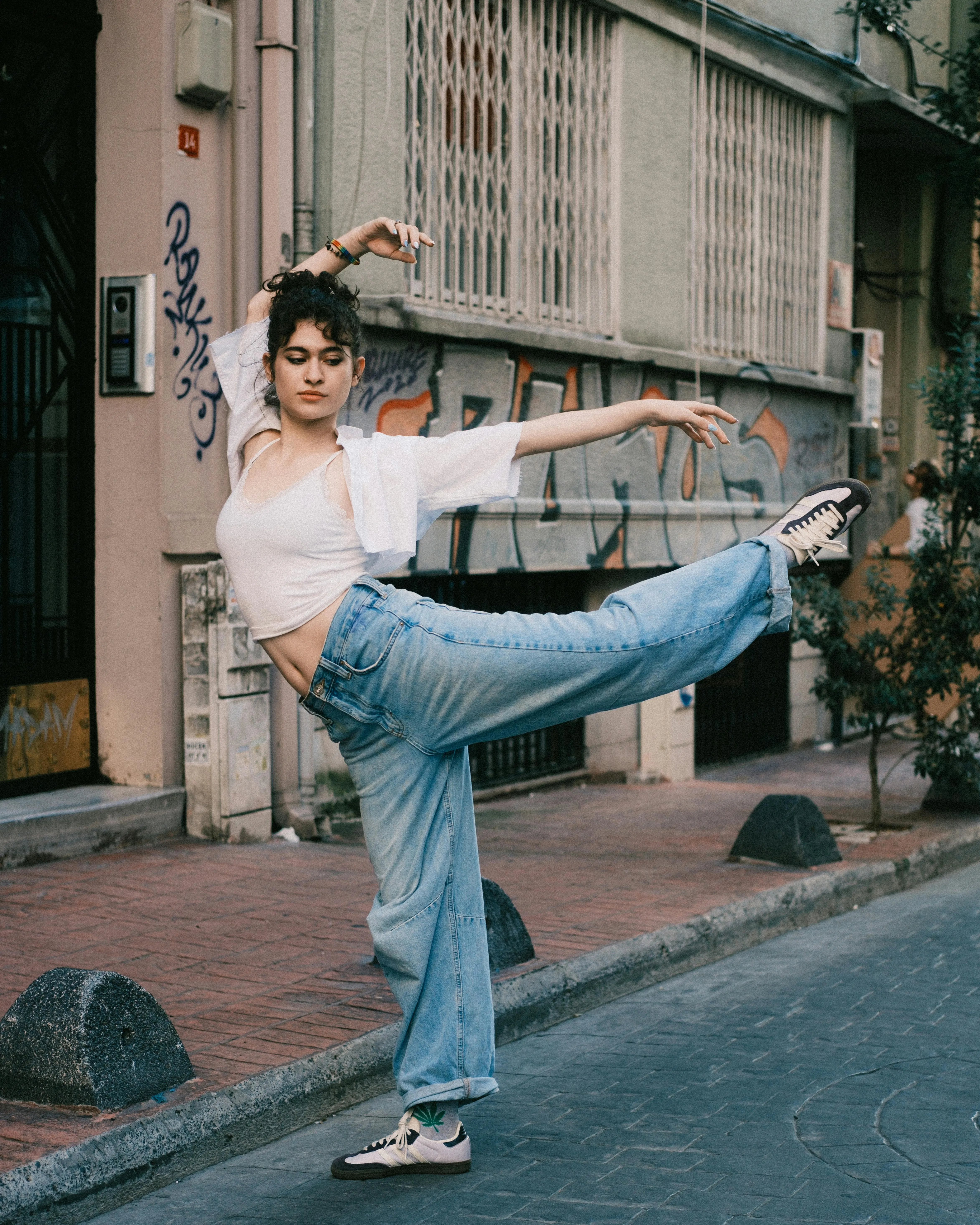 Ballarina de ballet urbà realitzant una postura de ball a l'aire lliure Ballarina de ballet urbà realitzant una postura de ball a l'aire lliure