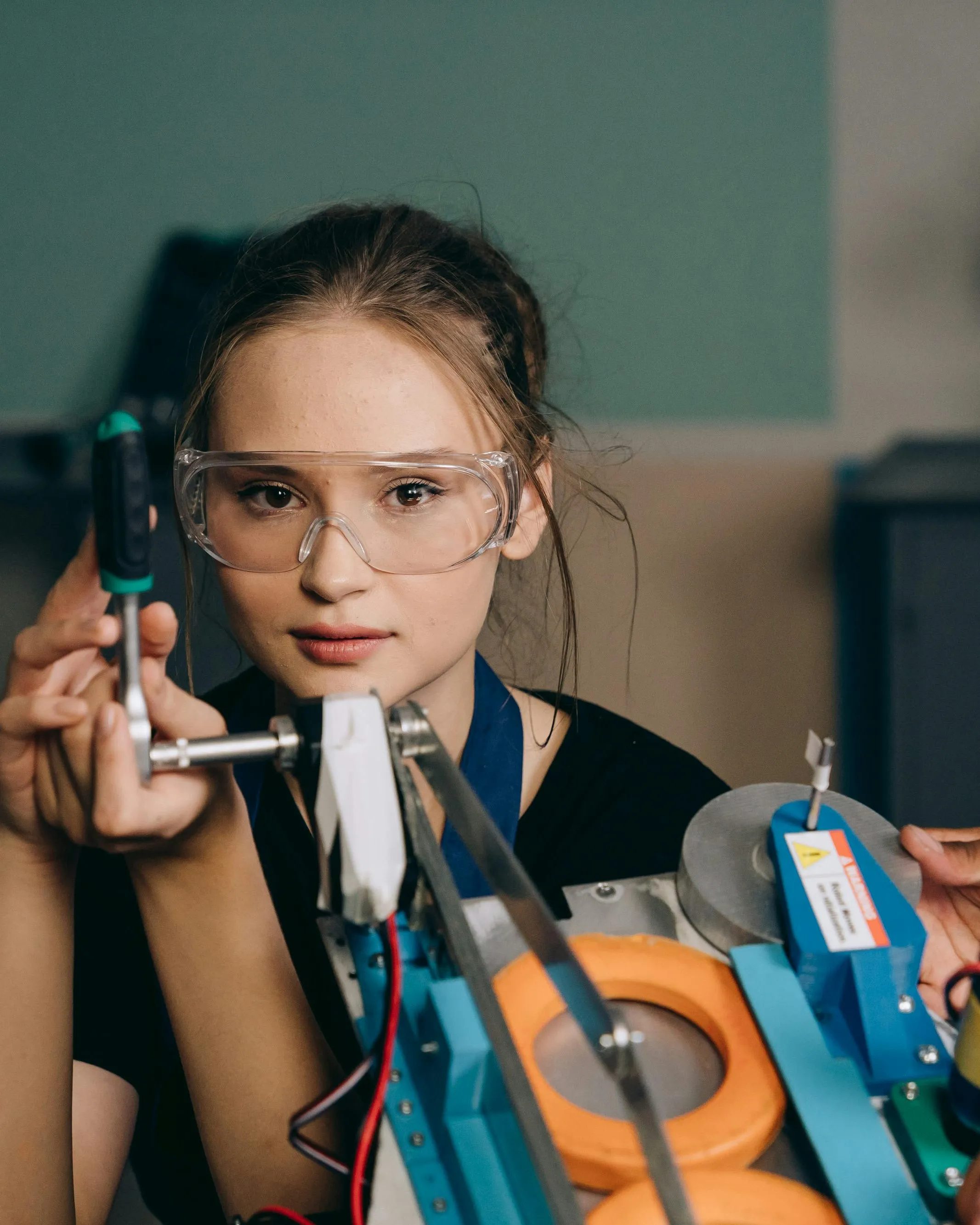 Noia aprenent un ofici