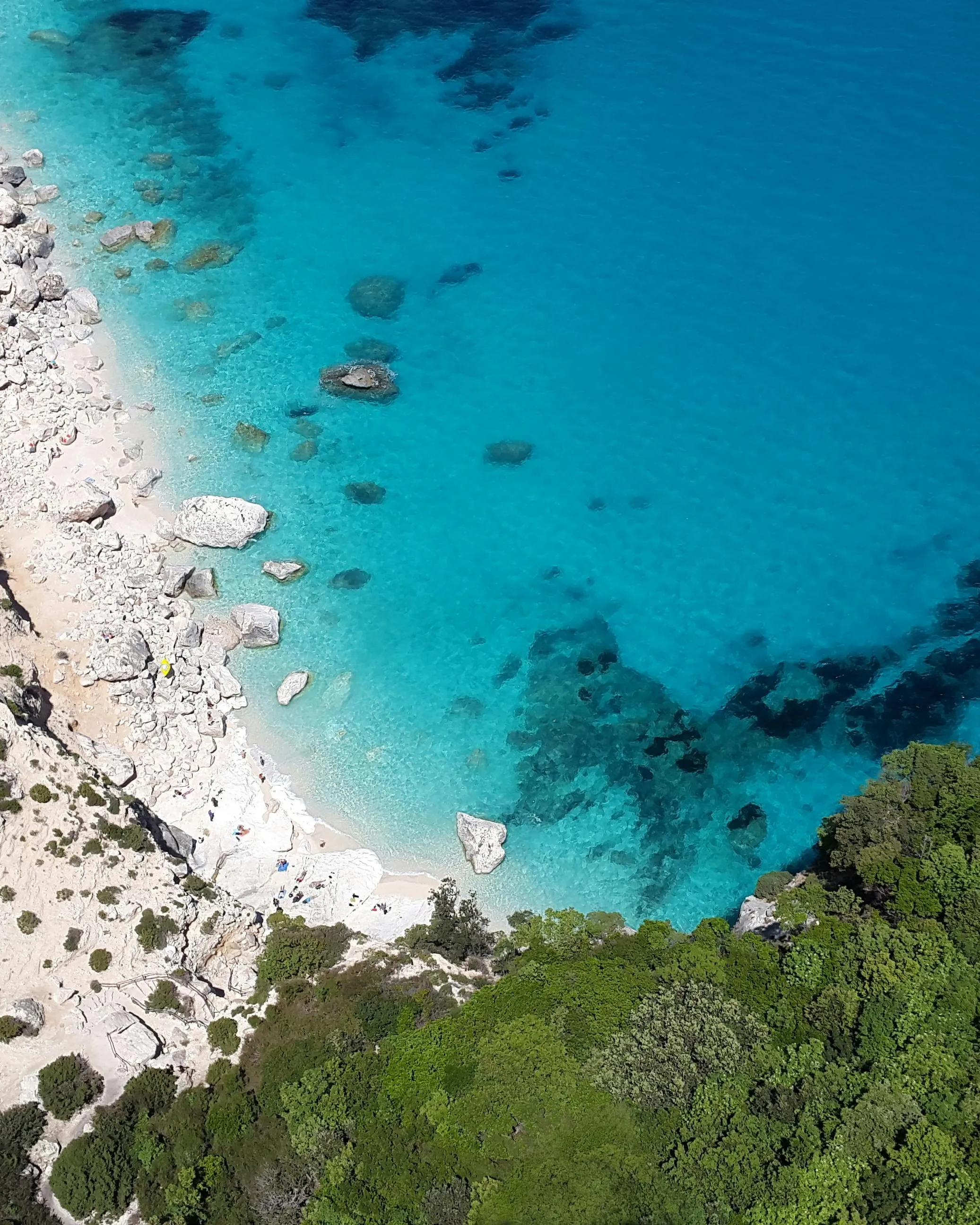 Vista des de dalt d'una cala d'una platja mediterrània