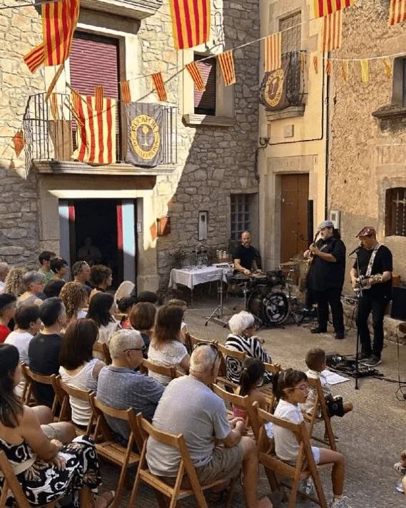 Trobada amb música al carrer.