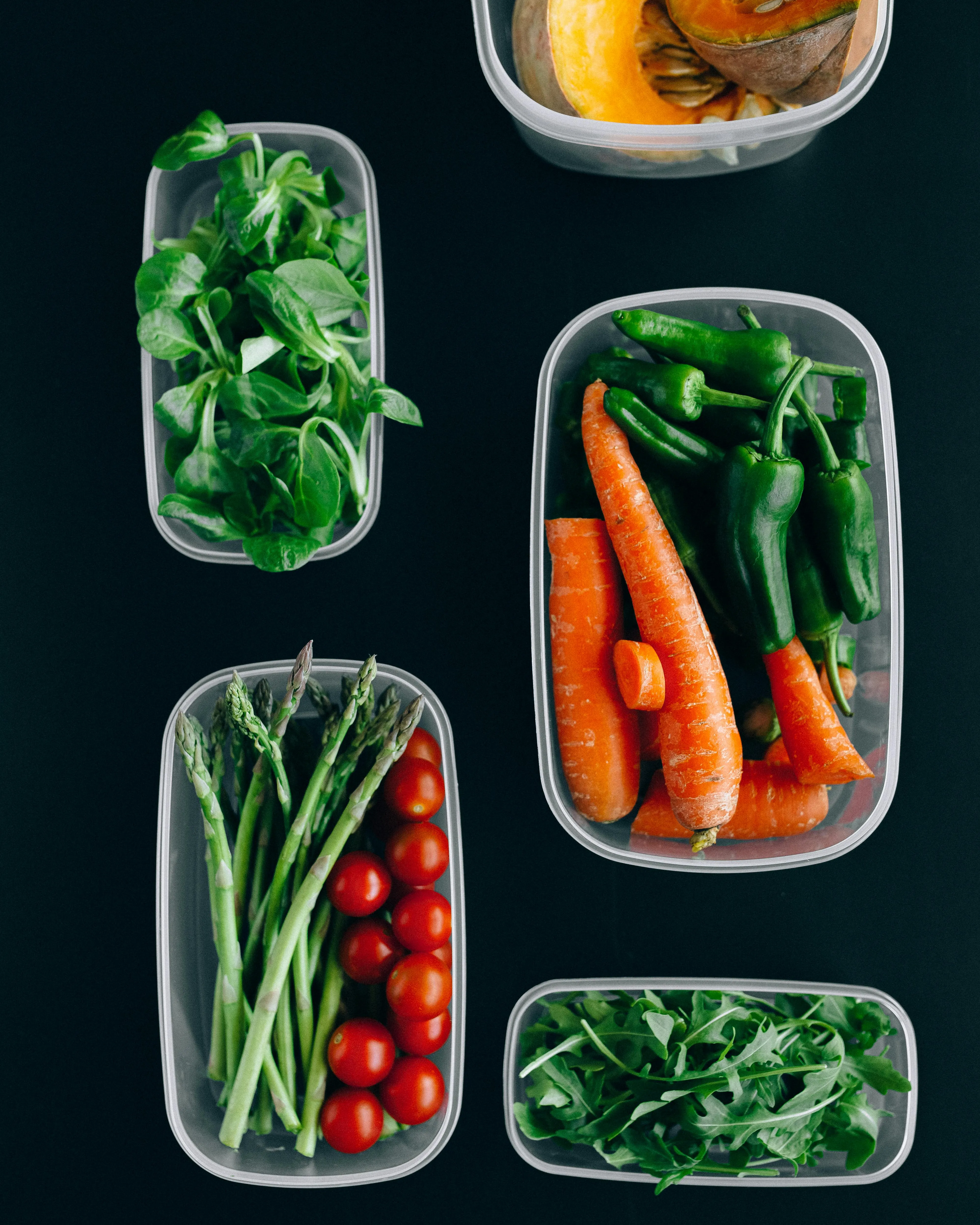Tuppers plens de fruites i verdures Tuppers plens de fruites i verdures