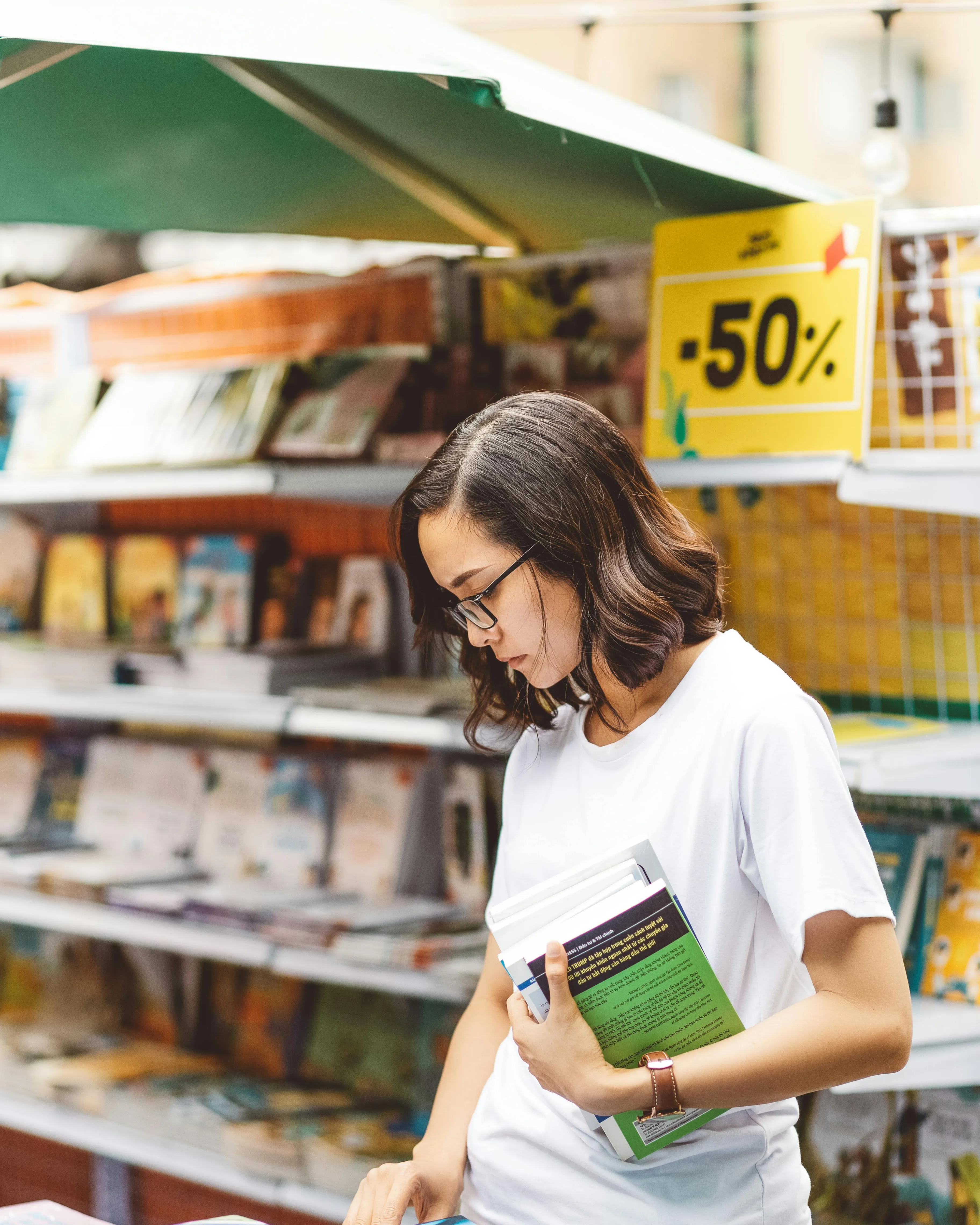 Noia passejant en una fira de llibres