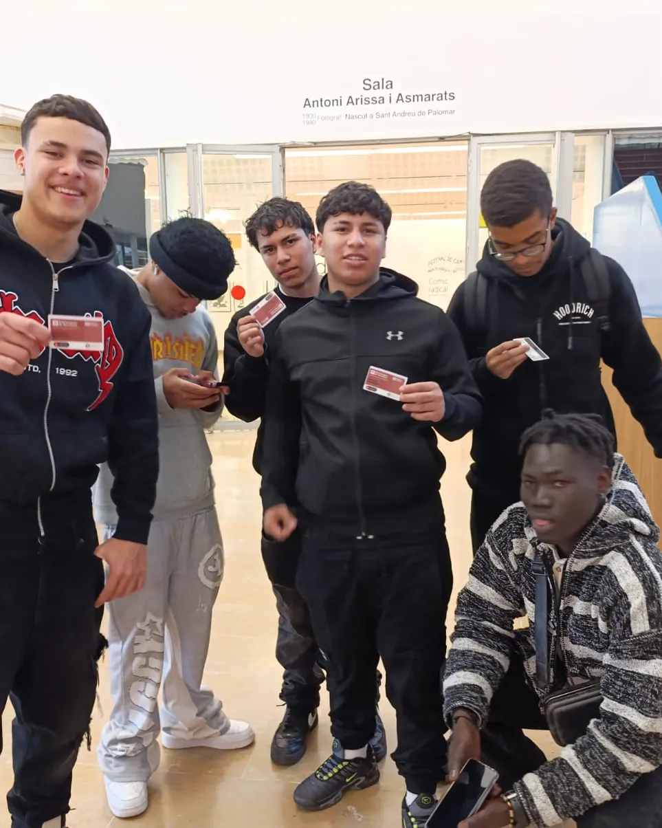 Joves estudiants de l'Escola de Segones Oportunitats amb el carnet de biblioteca Joves estudiants de l'Escola de Segones Oportunitats amb el carnet de biblioteca