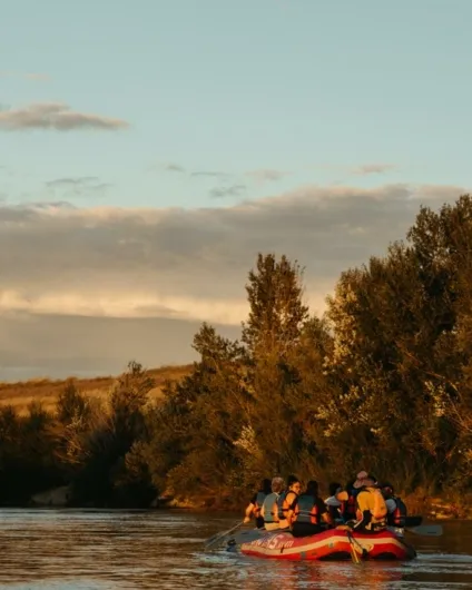 Canoa amb gent en un riu envoltat de bosc