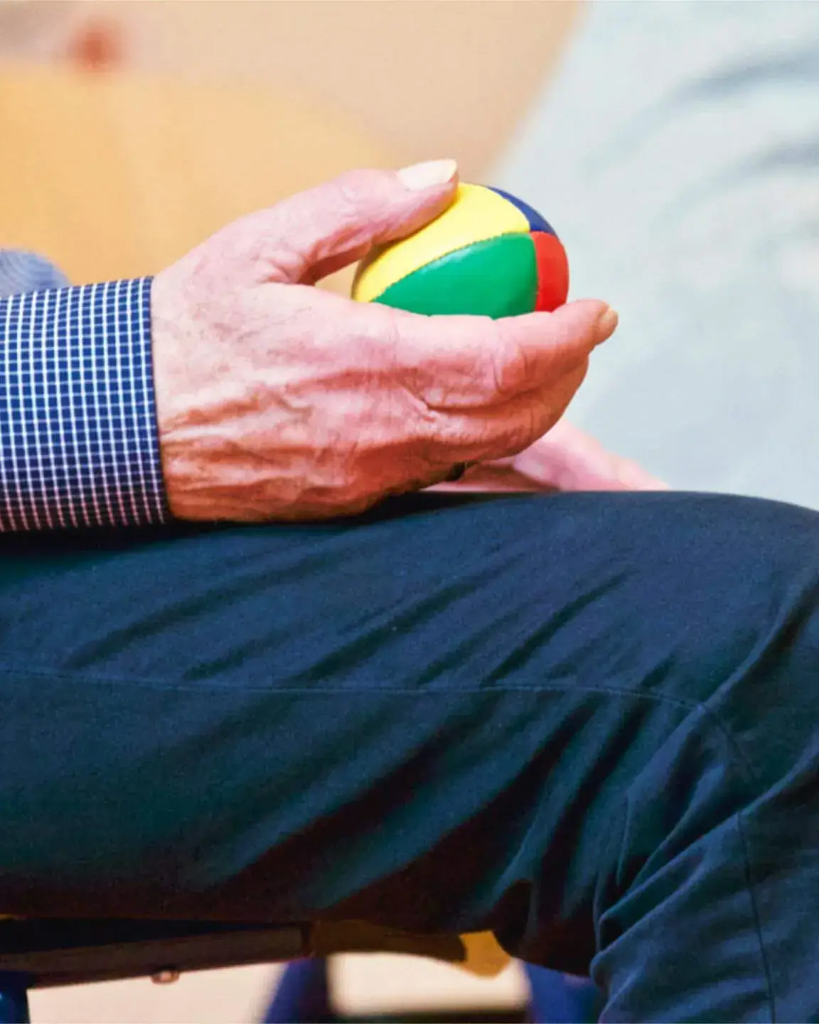 Persona gran subjectant una pilota de malabars
