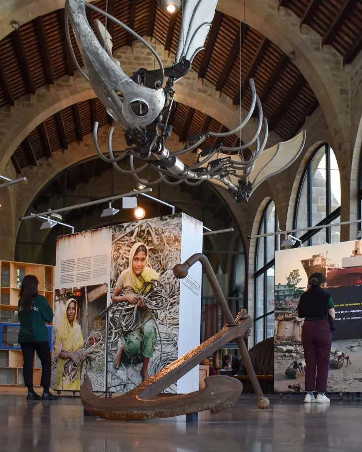 Interior de l'exposició 'Trencant vaixells, trencant vides'