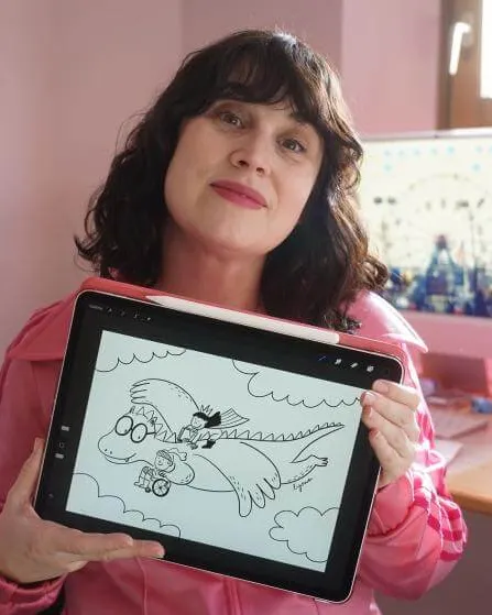 L'artista Lyona amb el dibuix de Sant Jordi que ha dissenyat per al Sant Jordi Divers d'ECOM