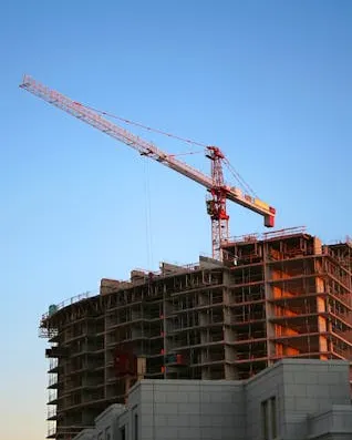 Construcció d'un edifici amb una grua 