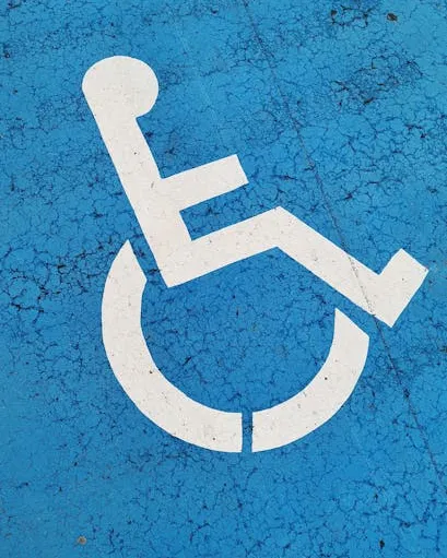 Discapacitat Senyal de persona discapacitada pintada a terra