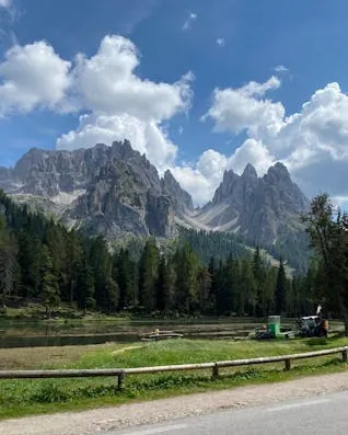 Paisatge d'un parc natural amb camp i muntanyes al fons
