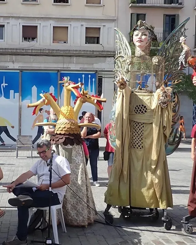 El drac Trix, la primera bèstia infantil inclusiva de Barcelona, i els gegants adaptats Nomag i l’Ocellaire de l’Eixample