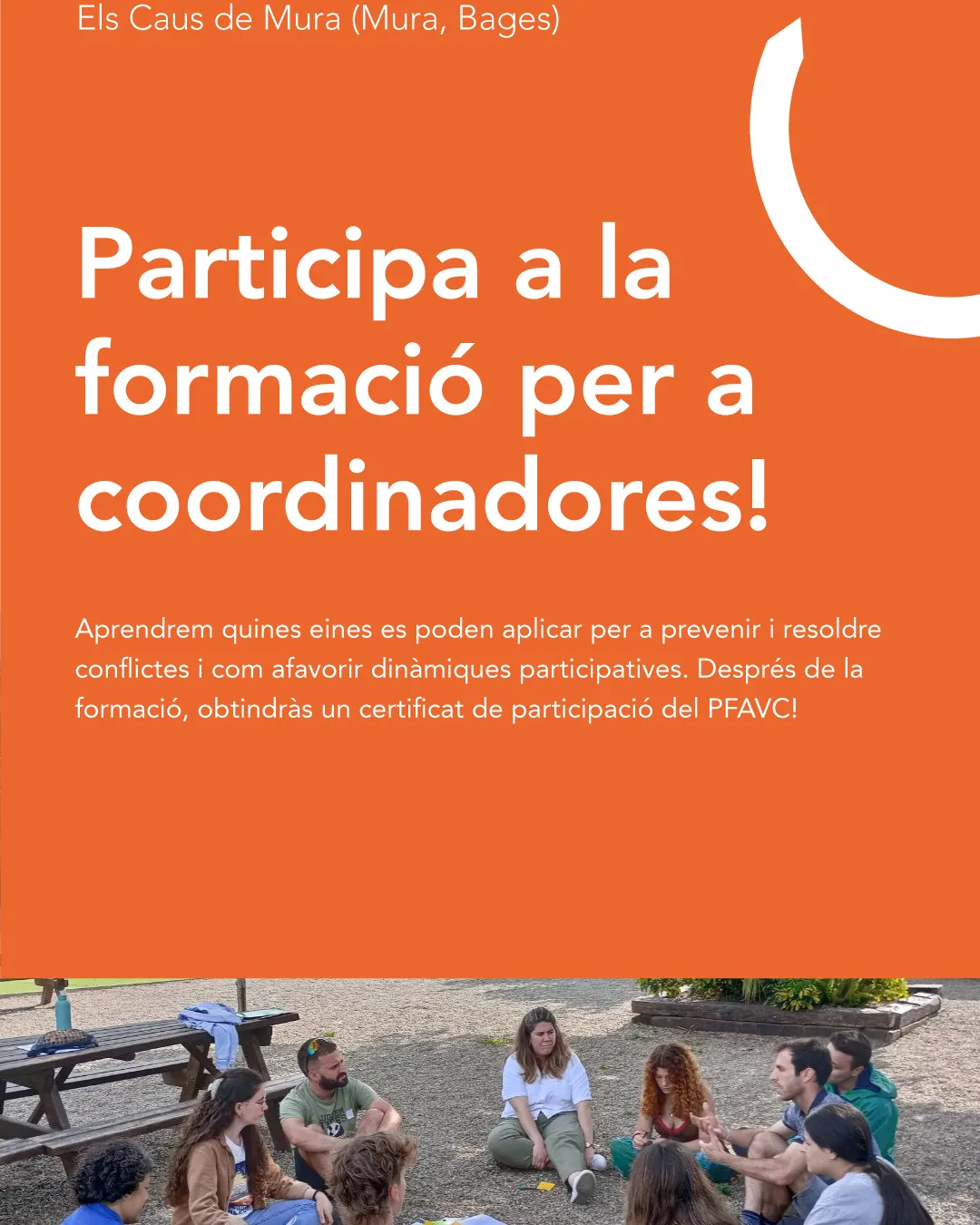 Cartell de la formació de color taronja amb una imatge d'unes voluntàries en rotllana: Participa a la formació per a coordinadores!. Aprendrem quines eines es poden aplicar per a prevenir i resoldre conflictes i com afavorir dinàmiques participatives. Després de la formació, obtindràs un certificat de participació del PFAVC!