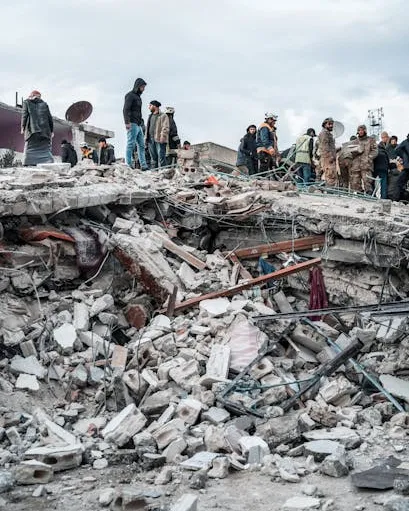 Restes d'un edifici després d'un desastre natural