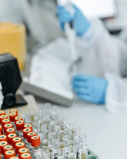 Persona en un laboratori amb provetes i material de recerca