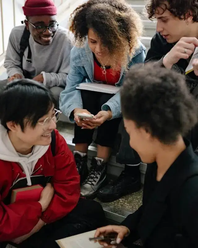 Grup de persones joves reunides Grup de joves reunides
