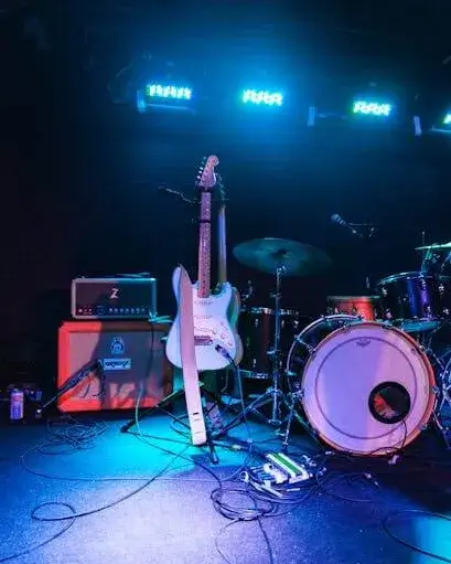 Escenari amb instruments de música