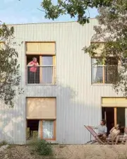 Persones davant una casa. 