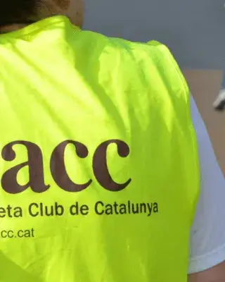 Durant quatre dissabtes, les participants guanyaran equilibri, confiança i autonomia sobre dues rodes, en un espai segur i inclusiu.