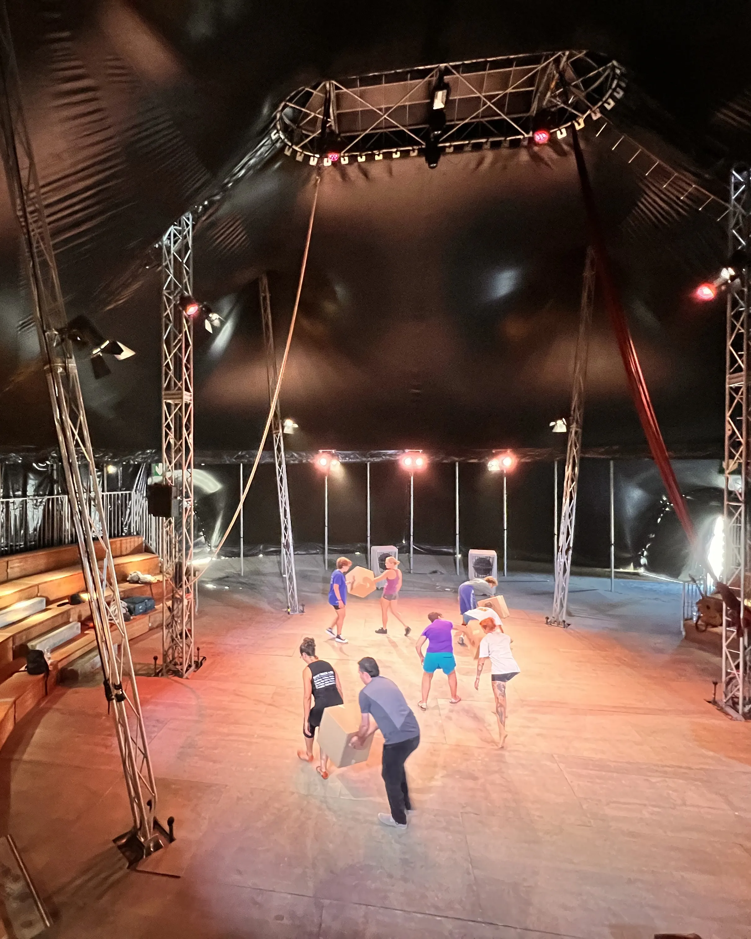 Nilak és un espai itinerant i efímer que porta les arts escèniques —amb especial protagonisme per al circ— a municipis de comarques que no tenen un teatre públic. 