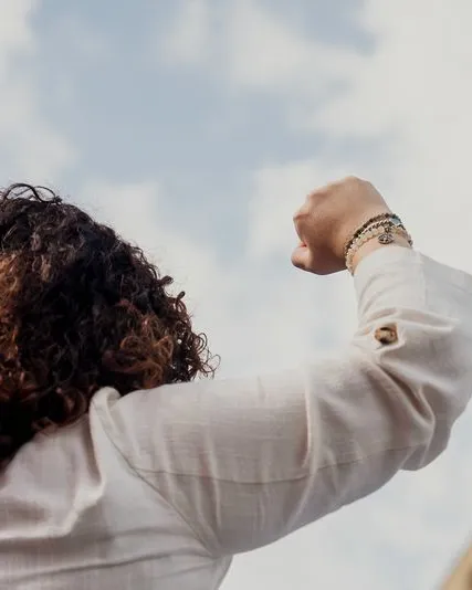 Persona amb el puny alçat.