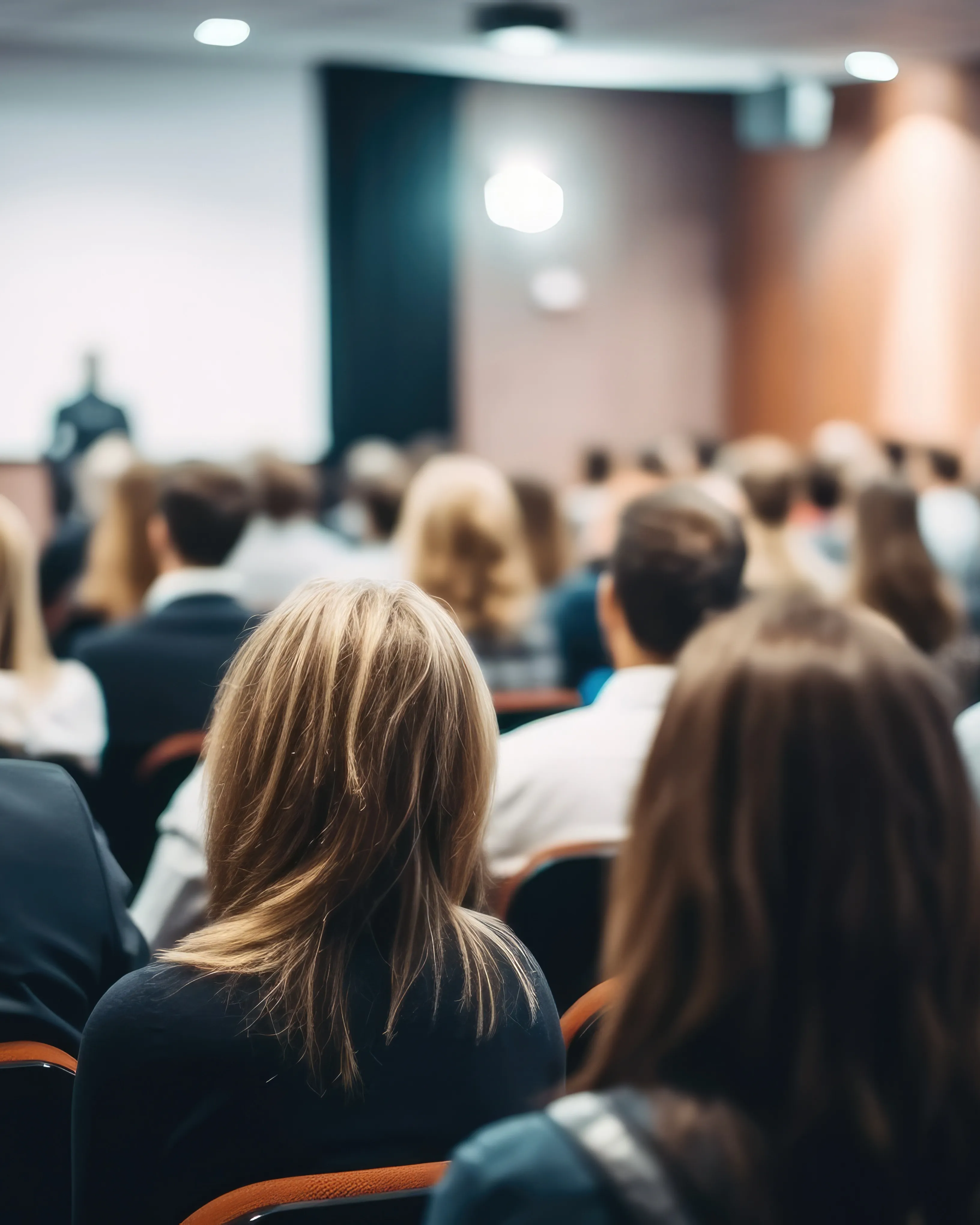 Persones assistint a una conferència en representació de 'Cultura i Empresa: Impacte i transformació per al futur de Girona'.