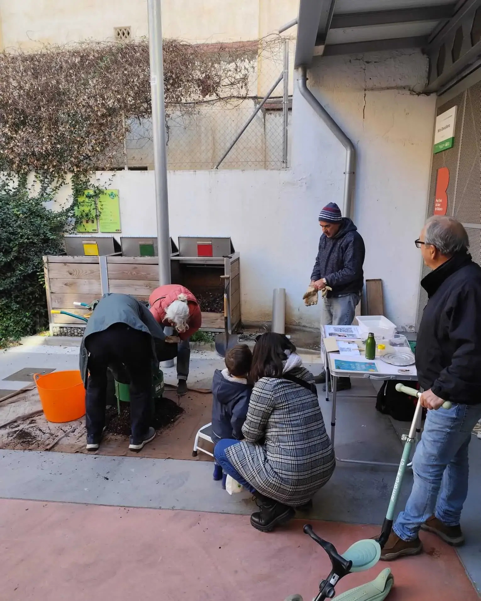Imatge durant la darrera jornada de compostatge comunitari al Punt Verd de barri Vallcarca