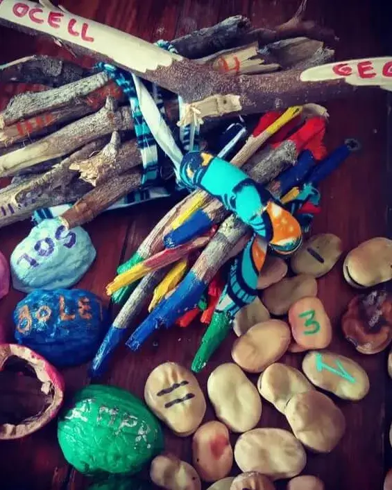 Imatge d'alguns jocs creats amb elements naturals.