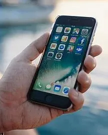 Telèfon mòbil a la mà d'una persona